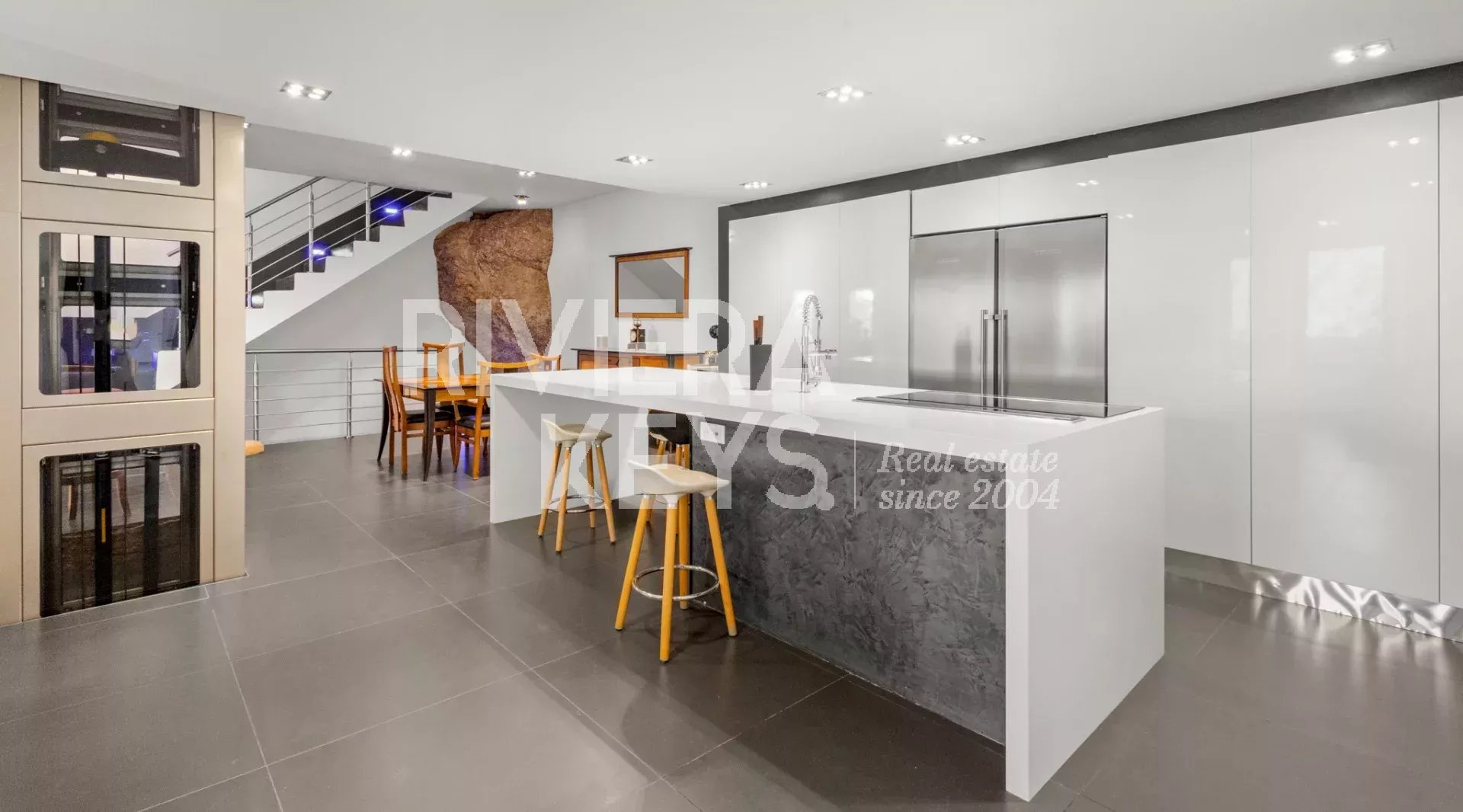 CANNES – Petit Juas: Moderne renovert leilighet på 190 m²  fordelt over to plan  med privat heis