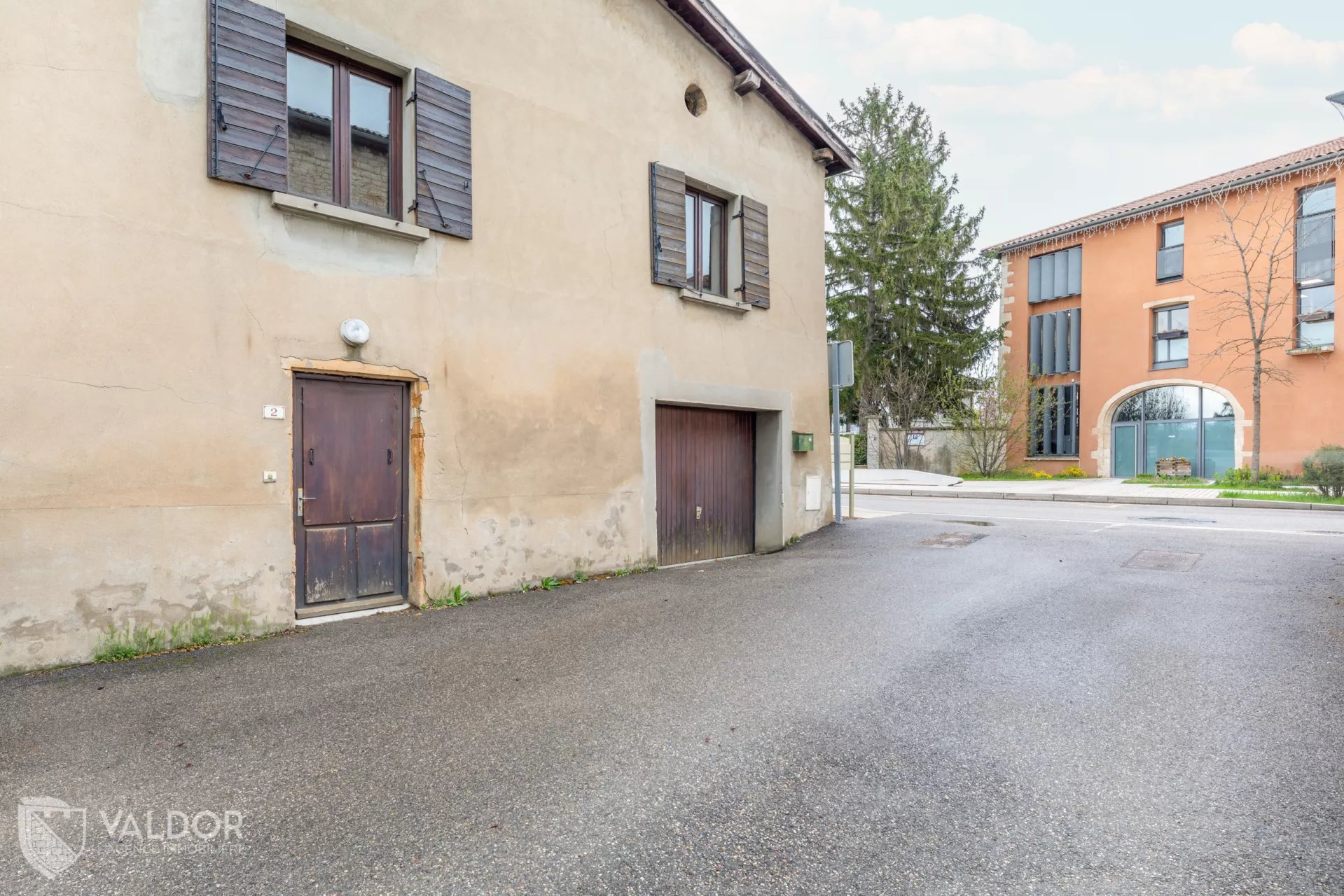 Maison de village à rénover avec garage