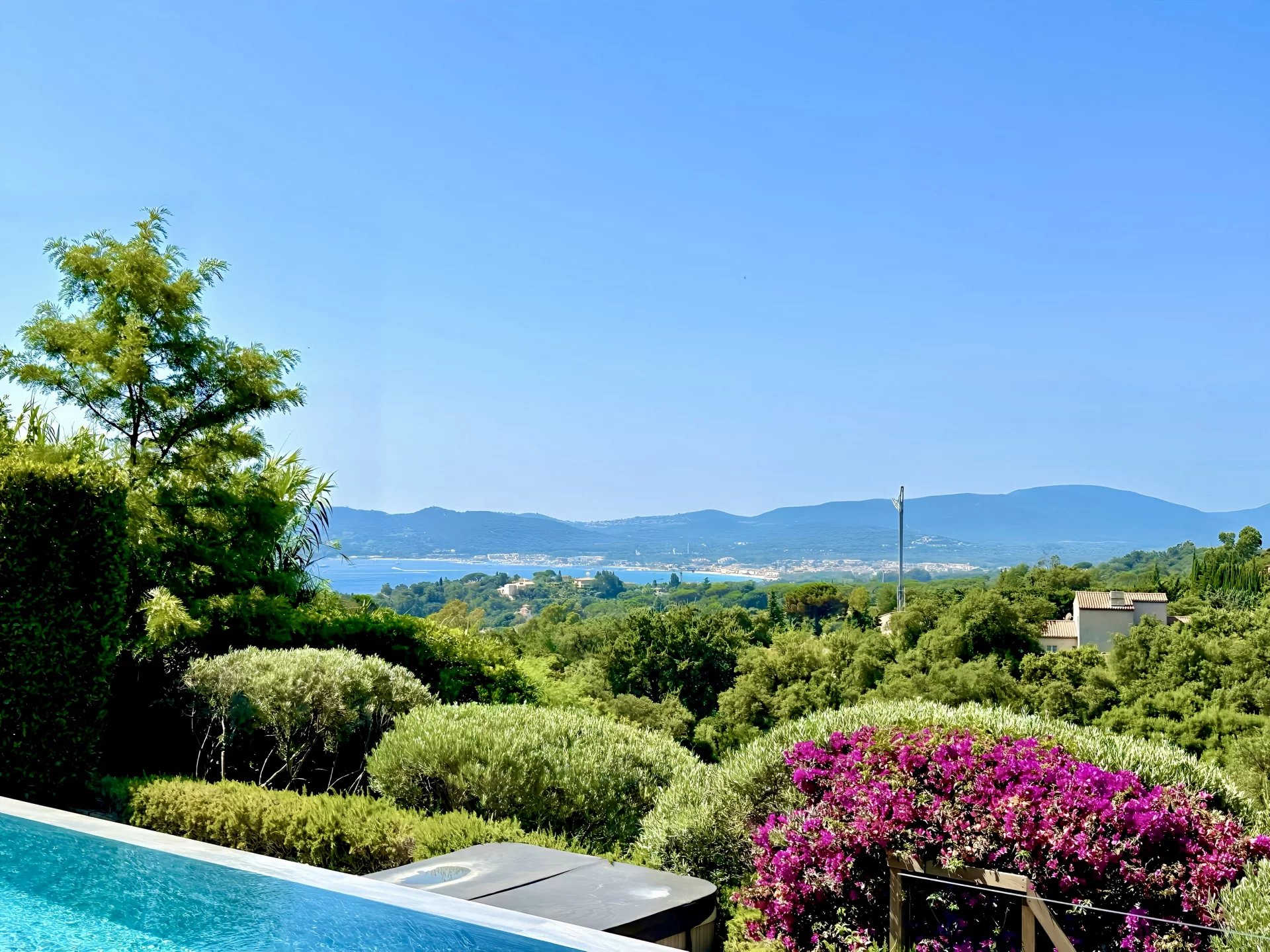 REF 312 : GRIMAUD - DOMAINE SECURISE - LUXUEUSE PROPRIETE VUE MER