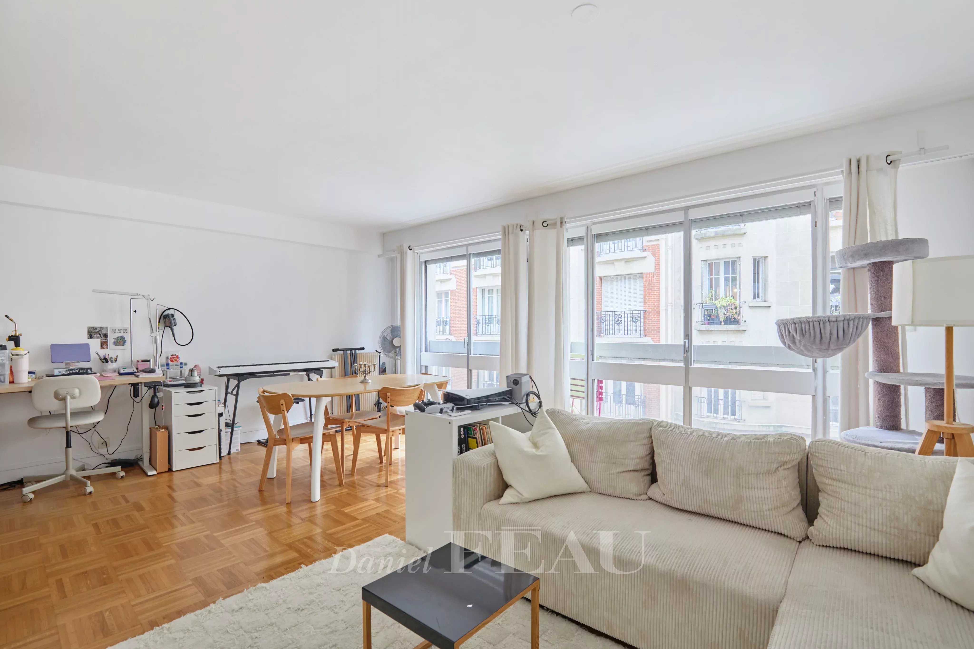 SALON SALLE A MANGER PARQUET LUMINEUX FENETRES