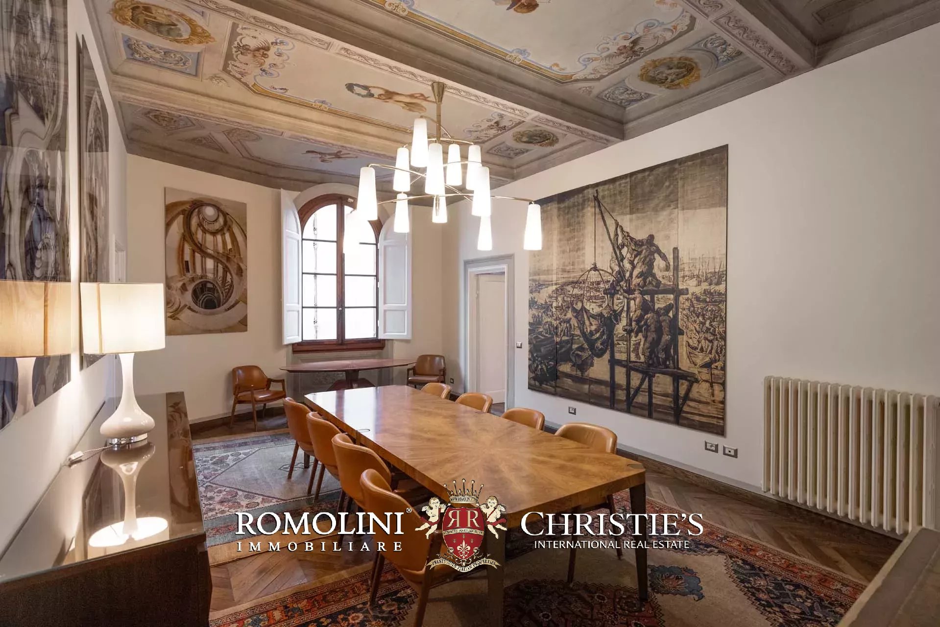 PRACHTVOLLER RESTAURIERTER PALAZZO MIT BLICK AUF DAS HISTORISCHE ZENTRUM VON FLORENZ ZU VERKAUFEN