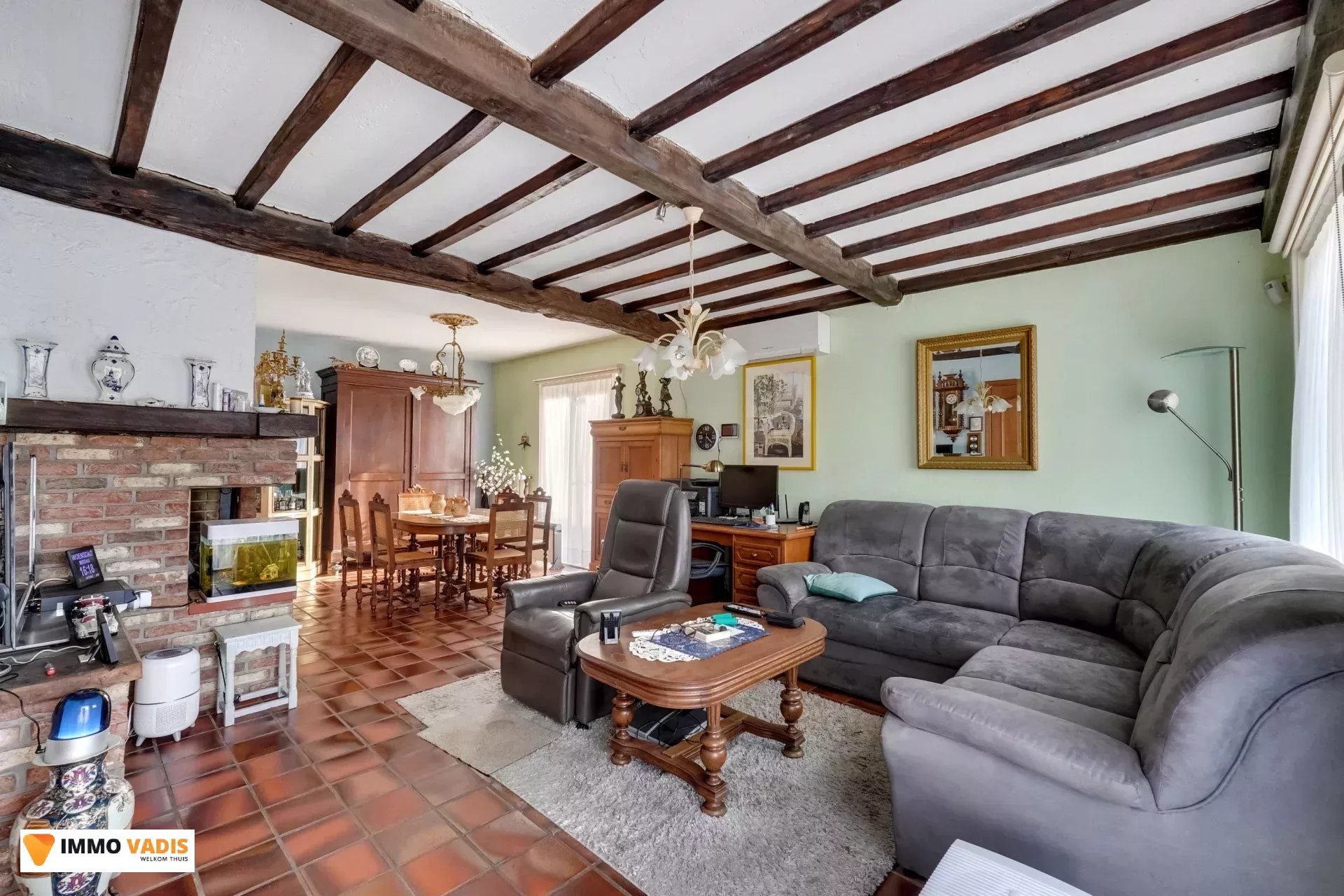 Te koop op lijfrente - Comfortabele villa met drie slaapkamers, twee garages en een magazijn.