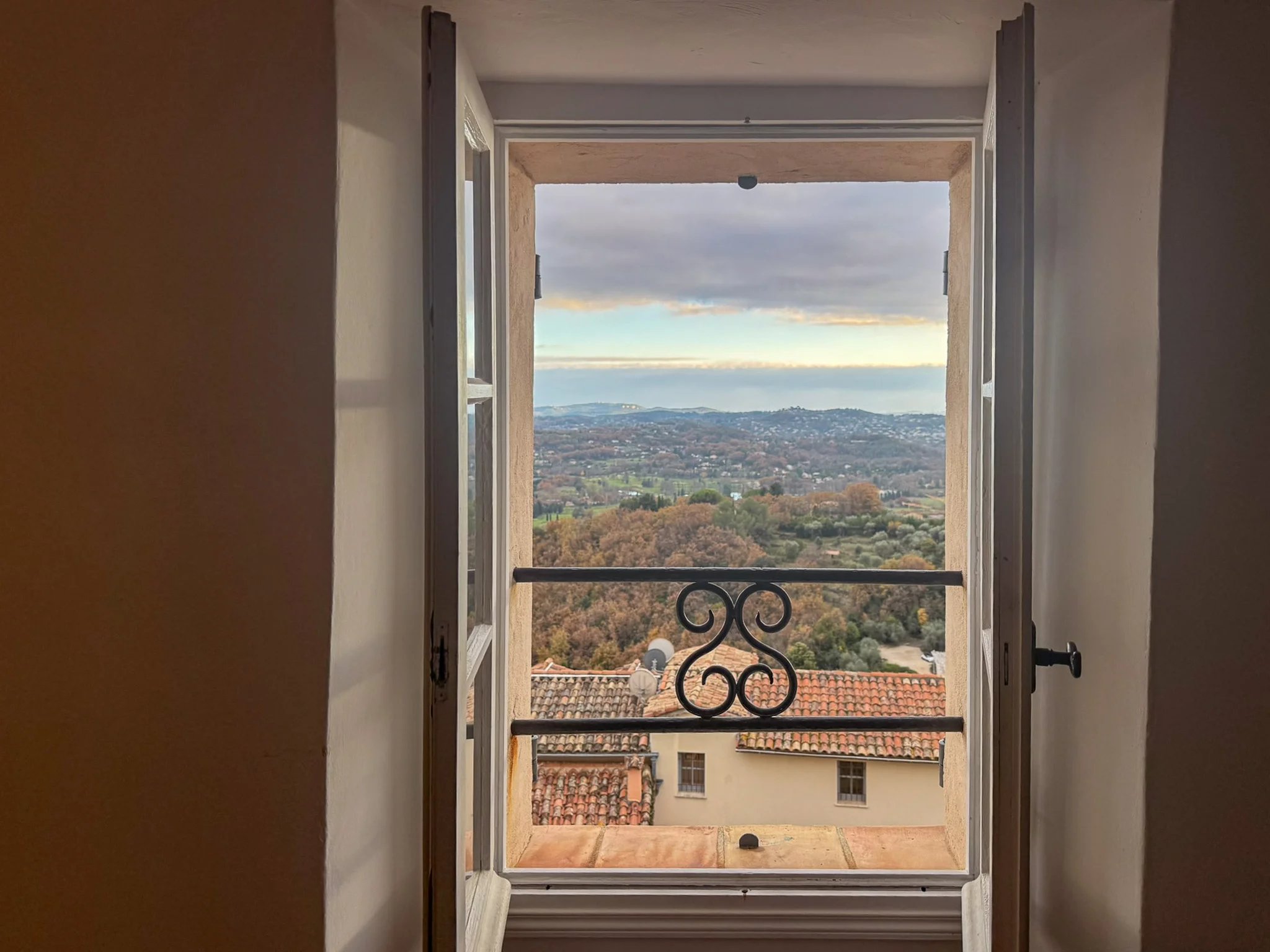 Charmante maison de village vue mer panoramique à Chateauneuf -Grasse. Un véritable rêve!