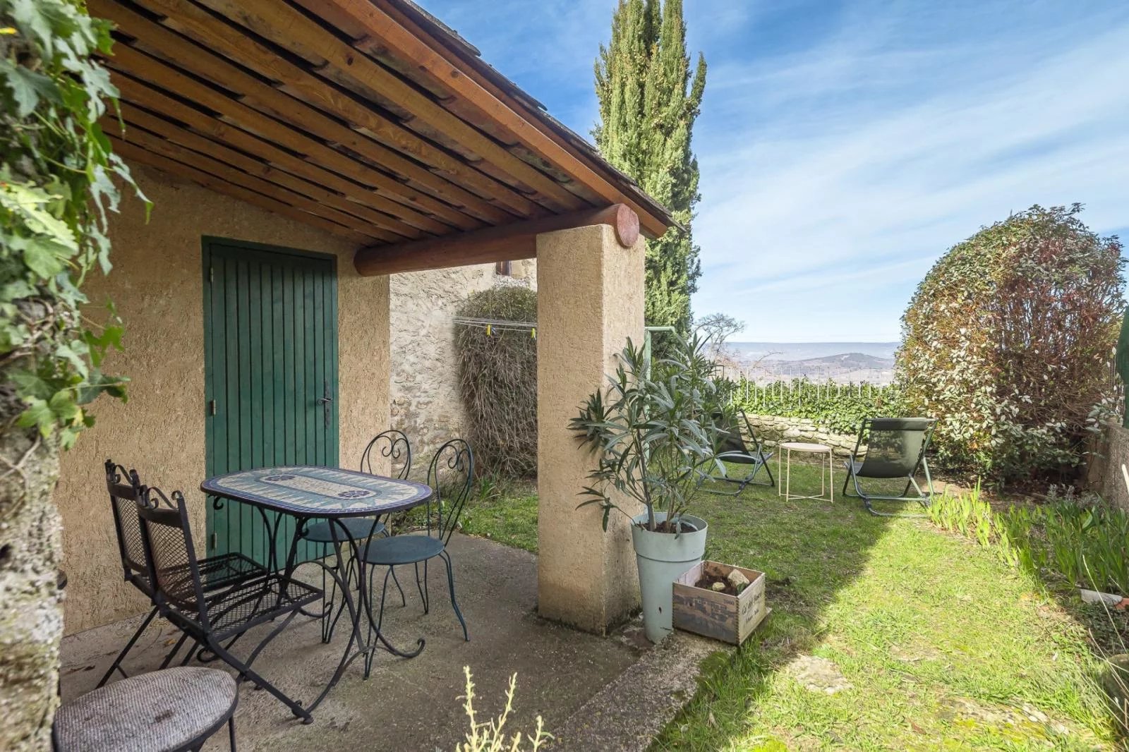 Rez de jardin dans maison de village.