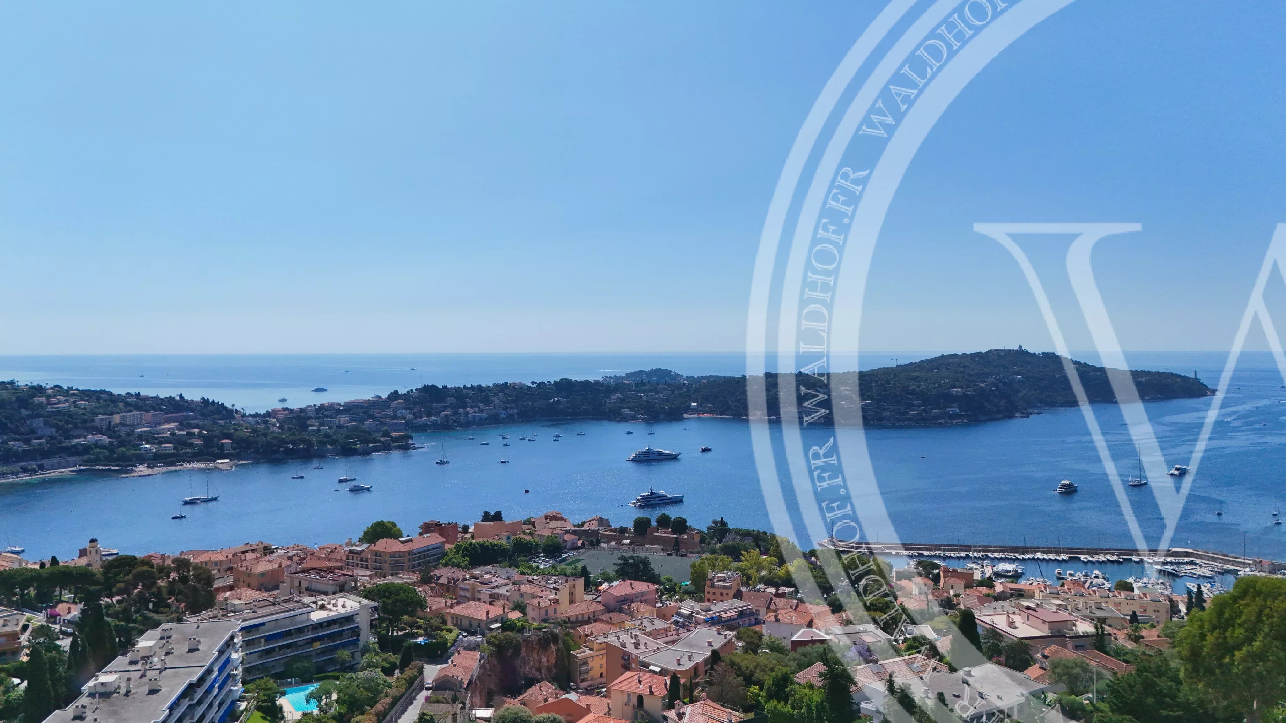 Villefranche-sur-Mer: Villa d’exception 8 pièces – Vue mer panoramique – Jardin méditerranéen – Piscine – Rooftop lounge