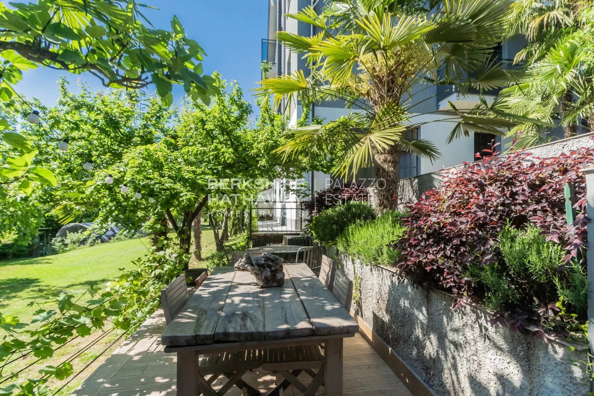 Villa bifamiliare con giardino a Biandronno, a pochi passi dal Lago di Varese