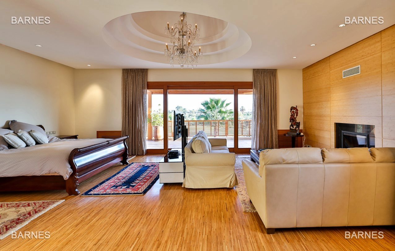 villa on golf with exceptional finishes , very high quality materials , lift ....