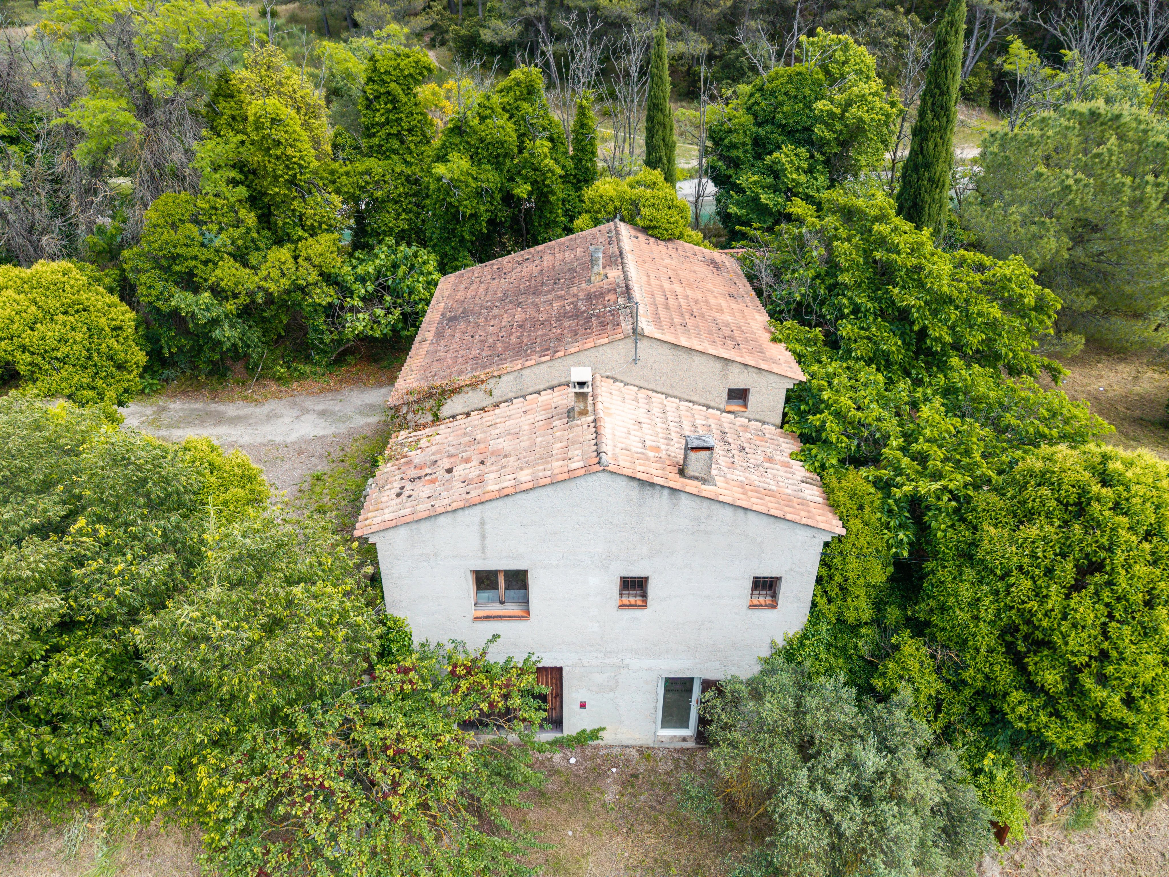 Renovation property with olive grove and swimming pool, on the doorstep of the Luberon