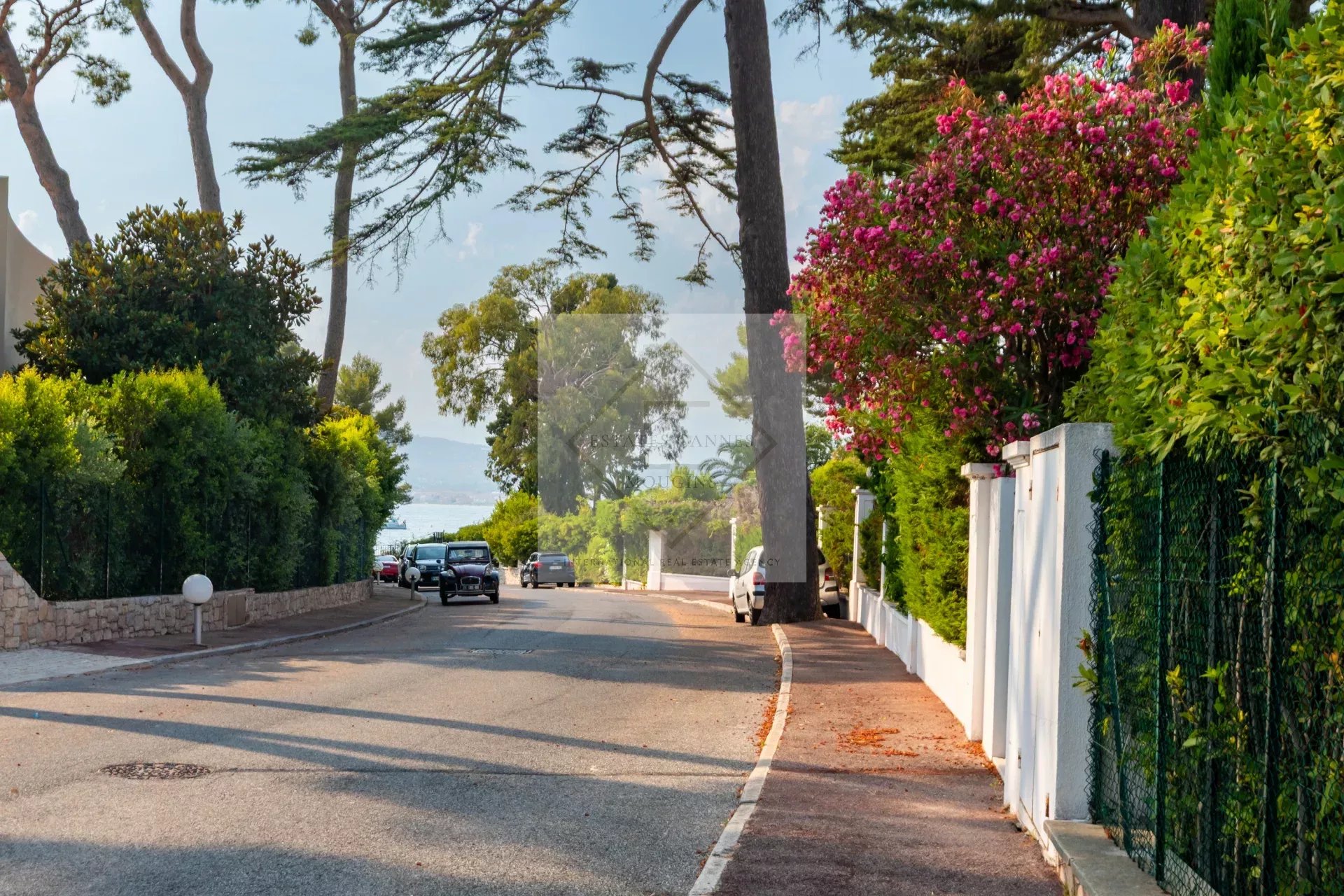 Cap d'Antibes – Villa contemporaine neuve dans un domaine privé d'exception — photo 2