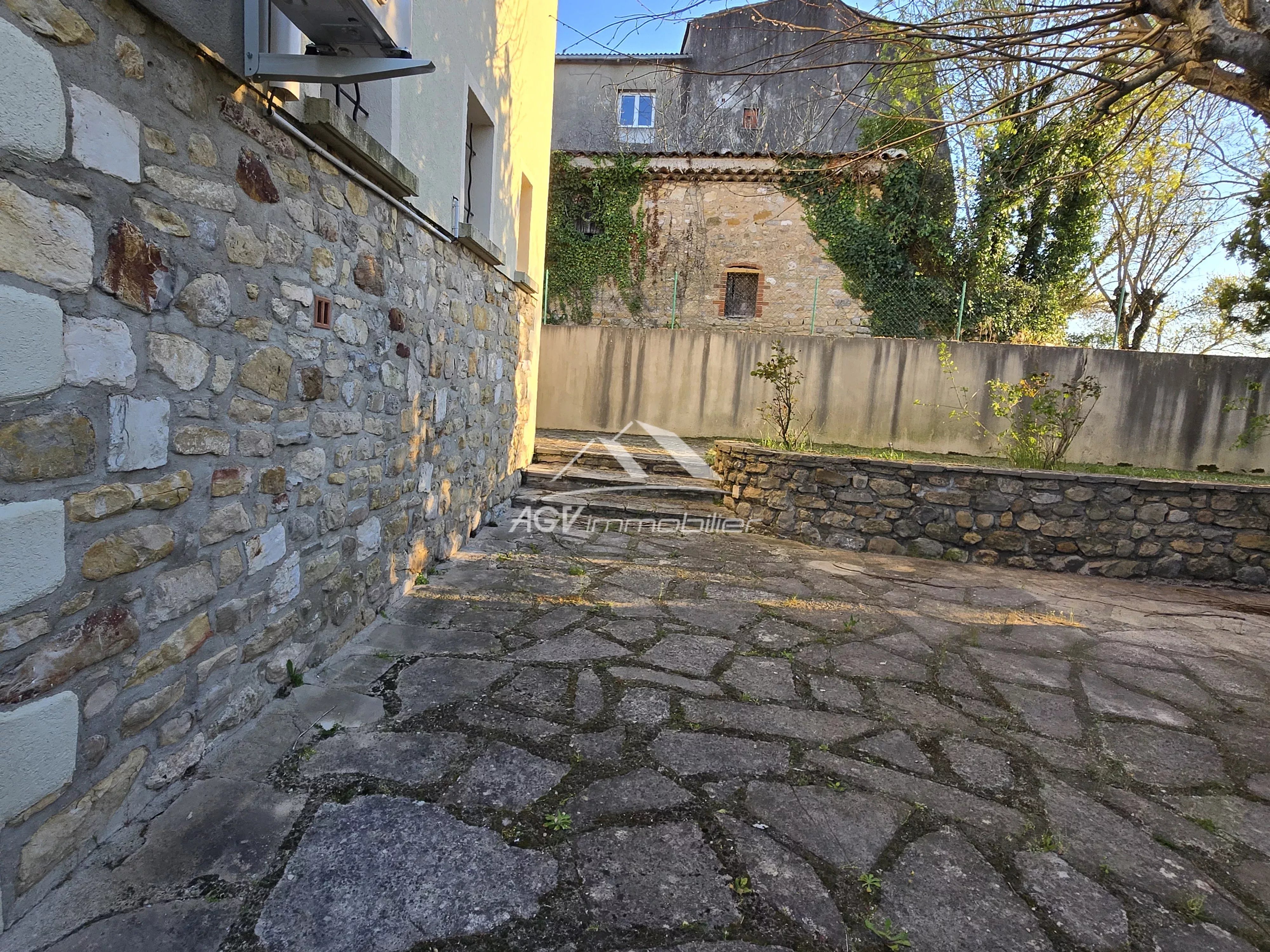 Maison en pierres, 2 logements,double garage