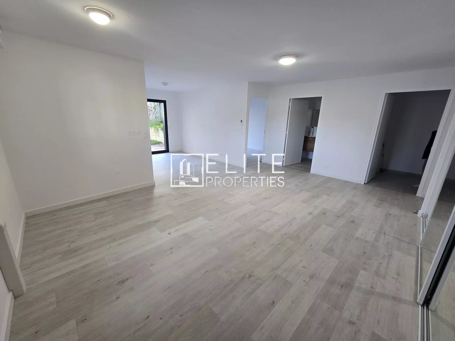 LOCAL COMMERCIAL DE 56m² NEUF + GARAGE – RDC – MOUGINS - Photo 2