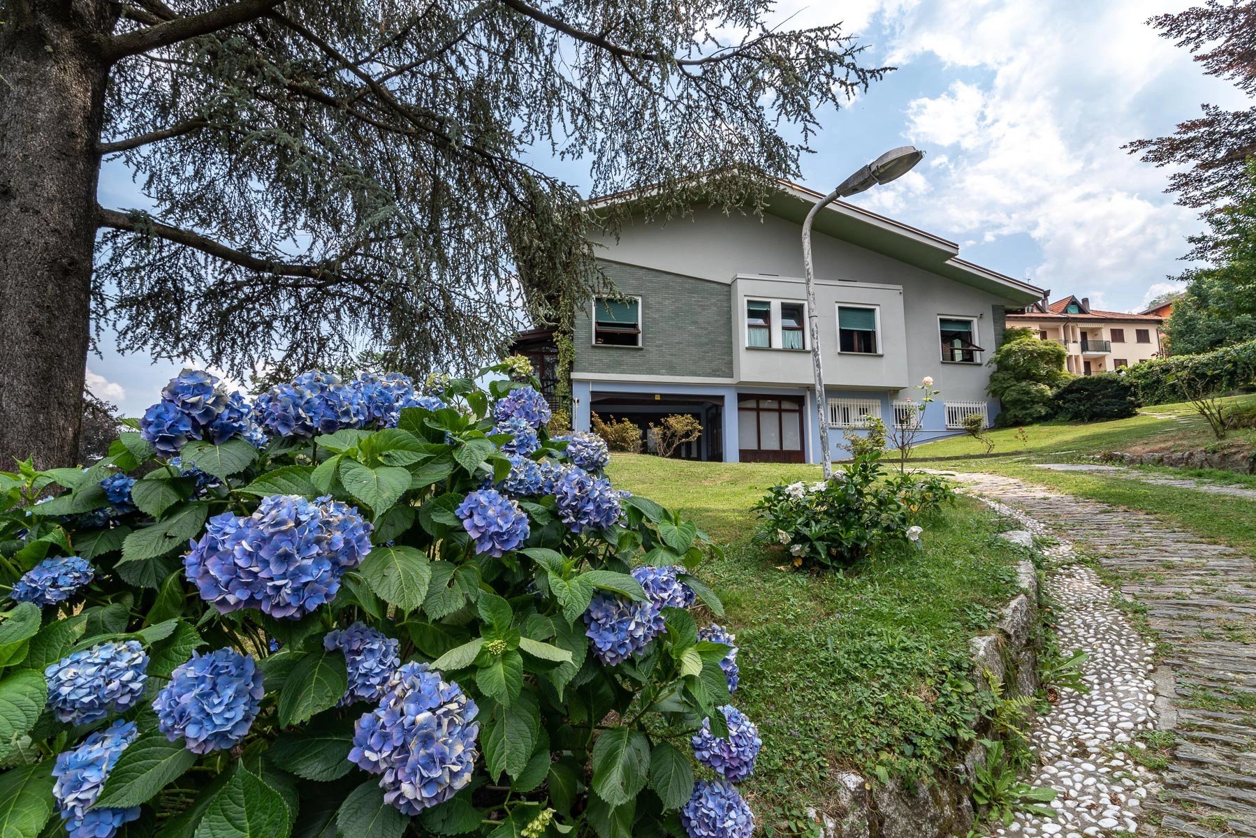 Elegante Villa B&B zum Verkauf in Stresa mit Garten