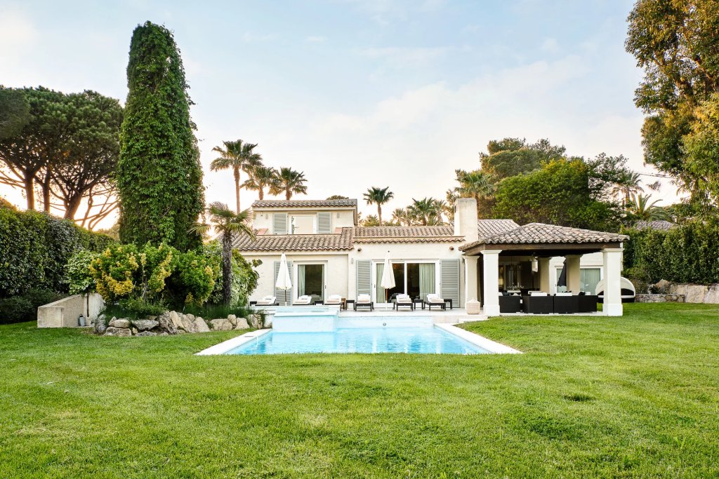 Villa for sale in Saint Tropez — Elegant contemporary villa just a few steps from Salins Beach – Saint-Tropez