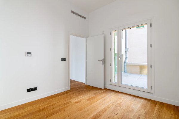 Cannes old port apartment in a renovated and secure building — photo 4