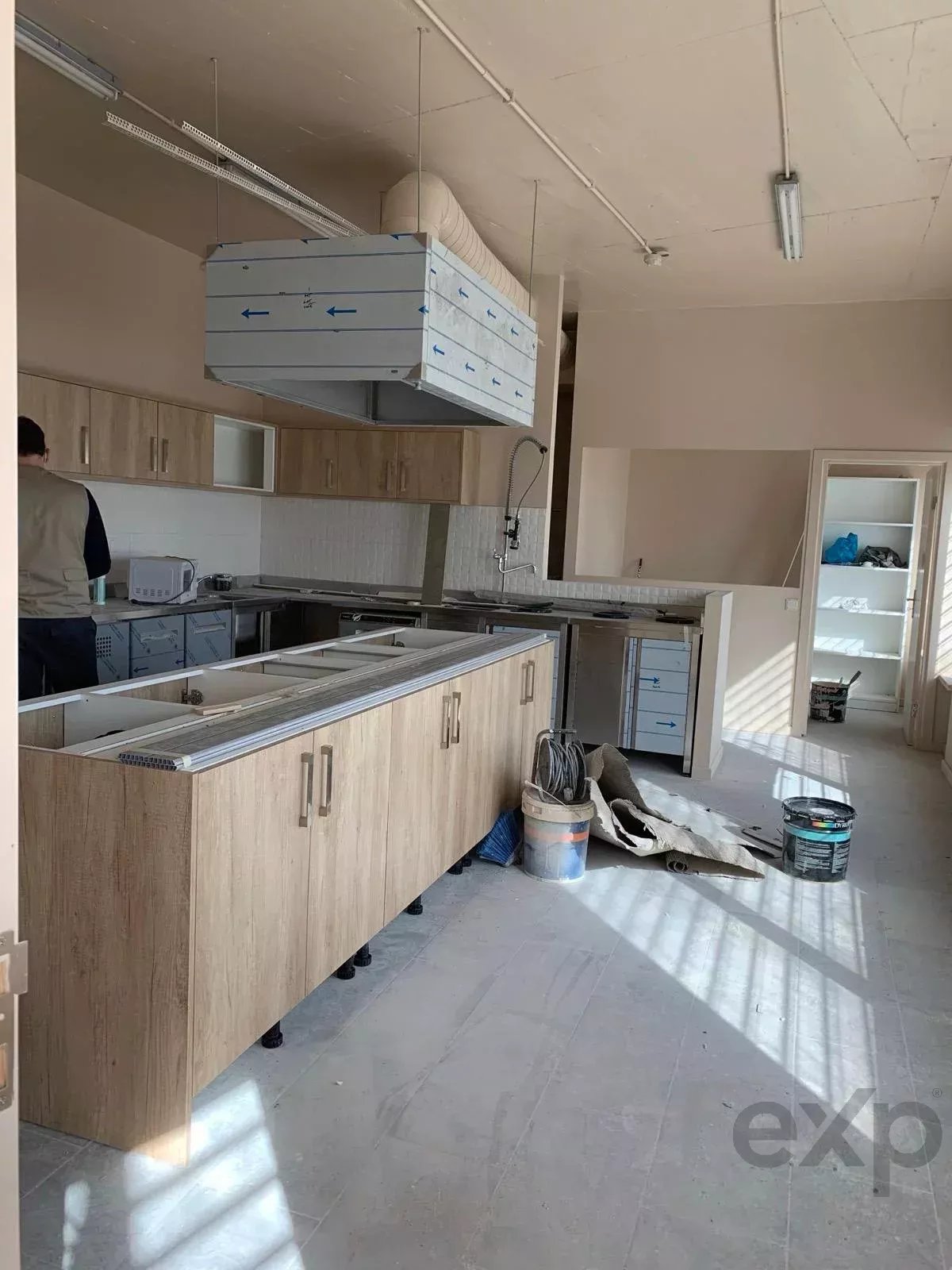 Commercial store with parking. 86795035 image 3