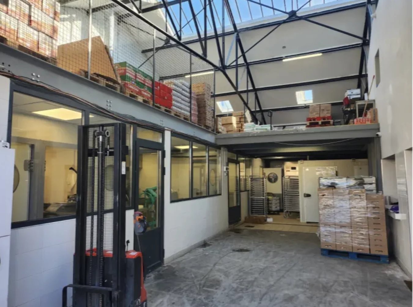 Propriété avec maison, entrepôt et studios – Terrain de plus de - Image Array