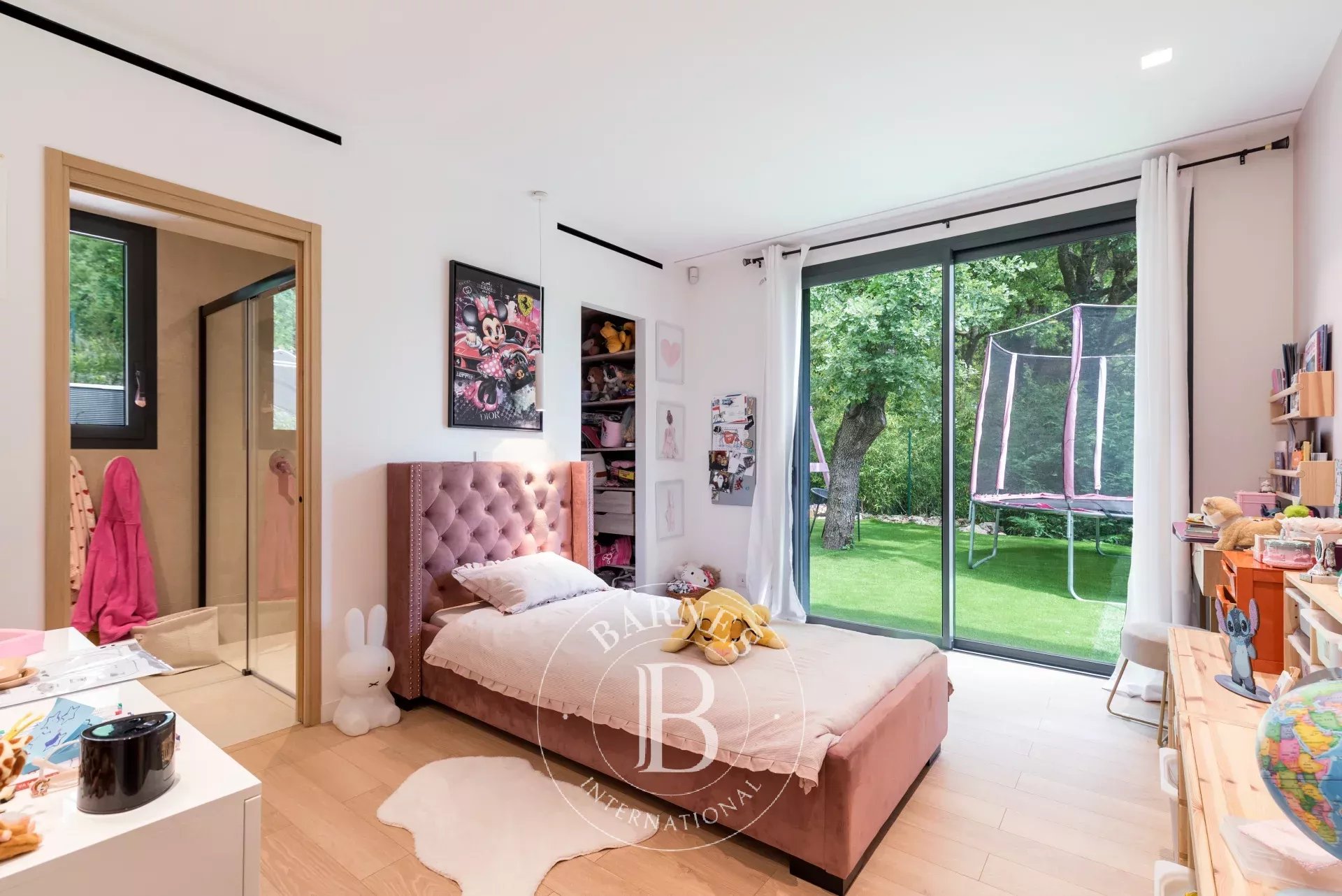 Stunning Contemporary Home – 5 Bedrooms – Smart Home – Pool – Independent Studio - picture 16