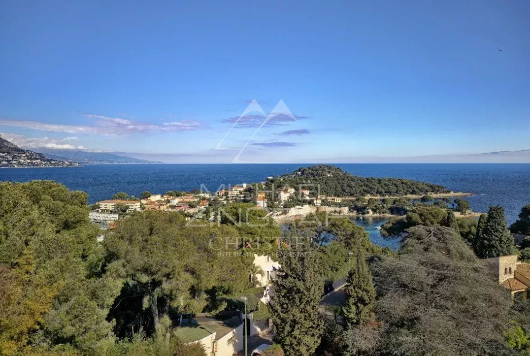 Renovated penthouse with stunning sea views