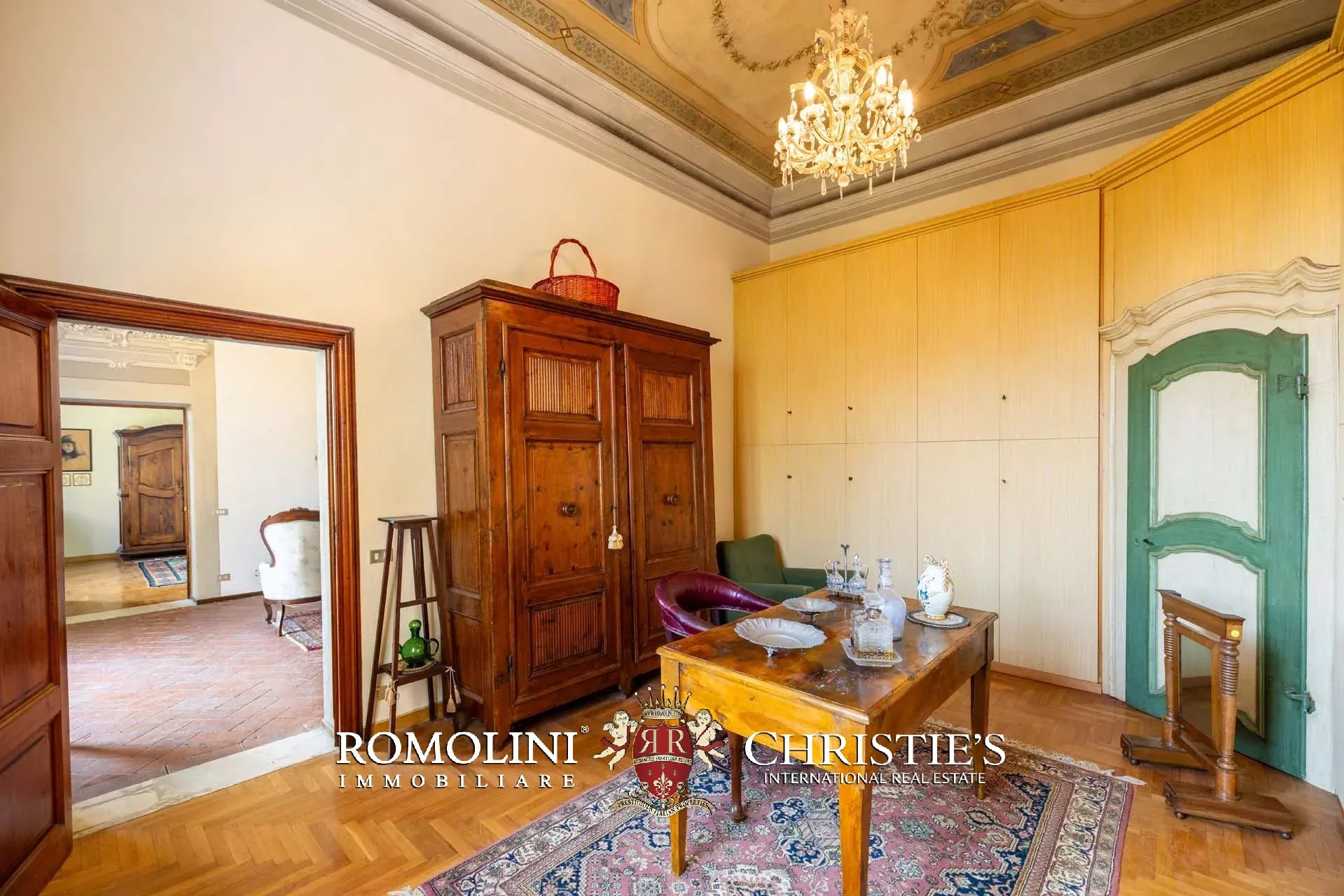 6 Bedroom Villa/Townhouse's Image 32