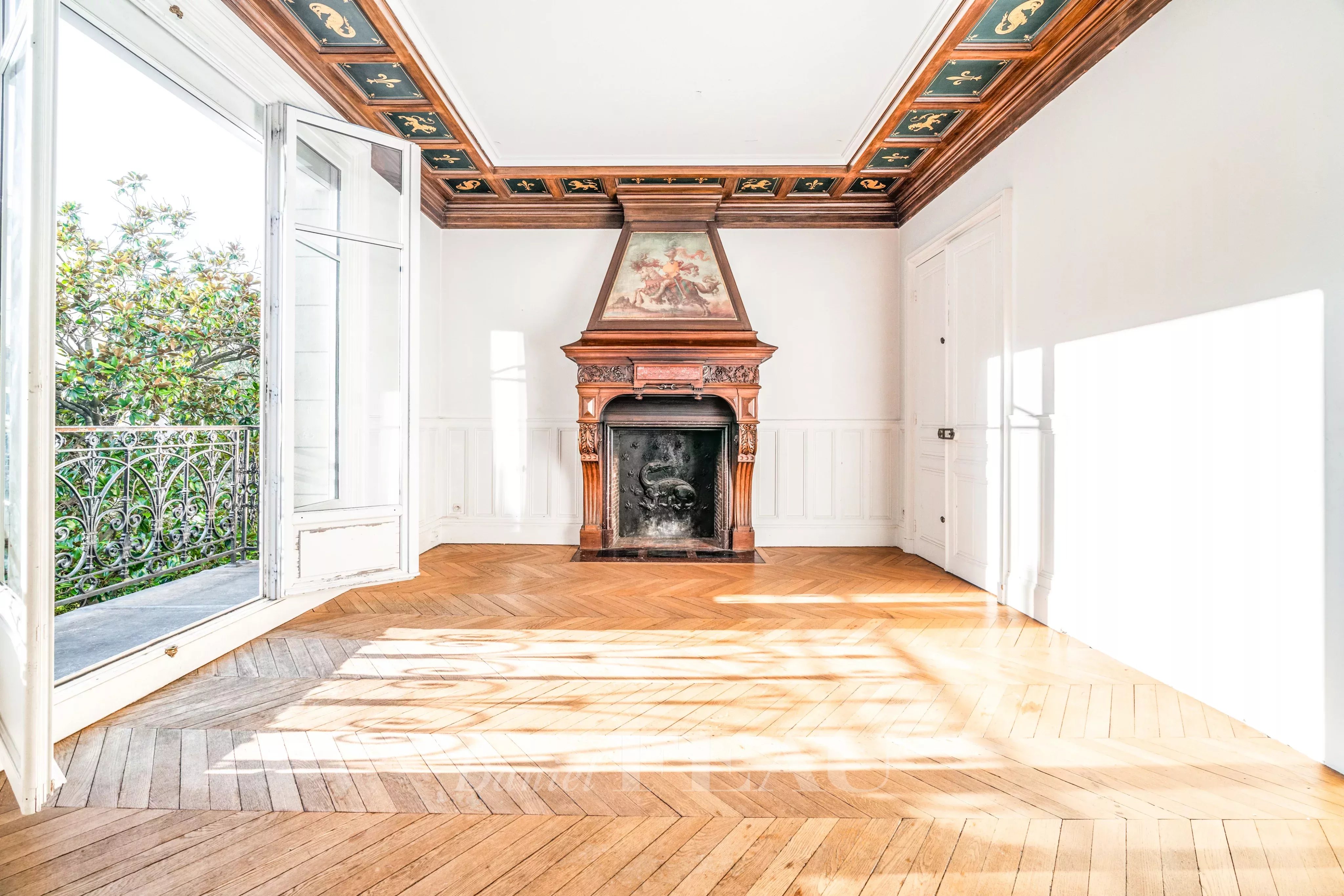 SEJOUR AVEC PARQUET MOULURES CHEMINEE