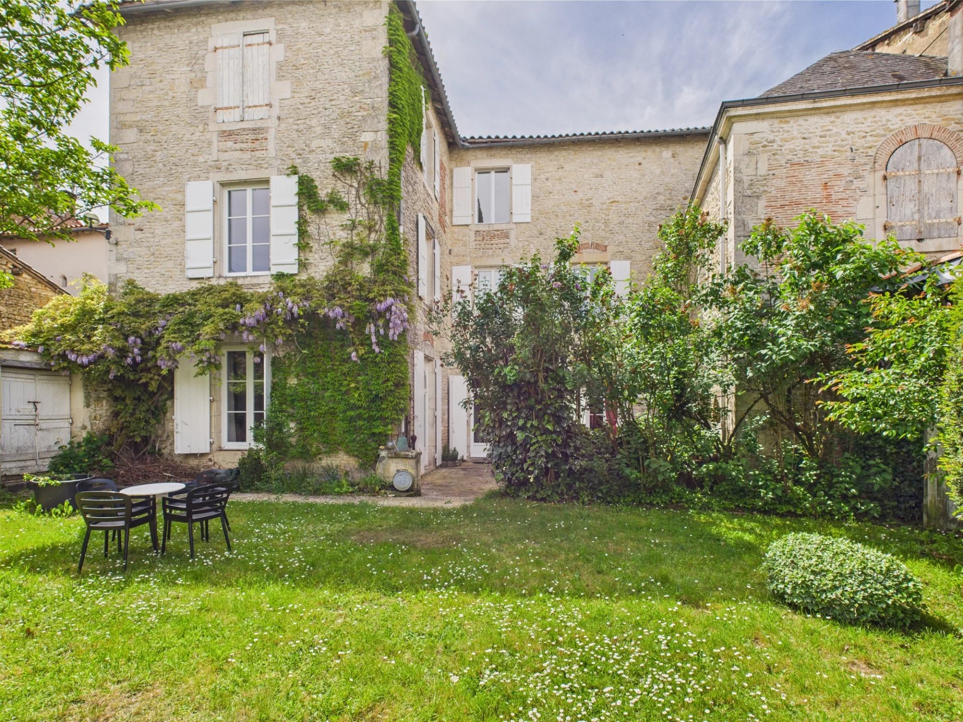 9 Bedroom detached townhouse with swimming pool
