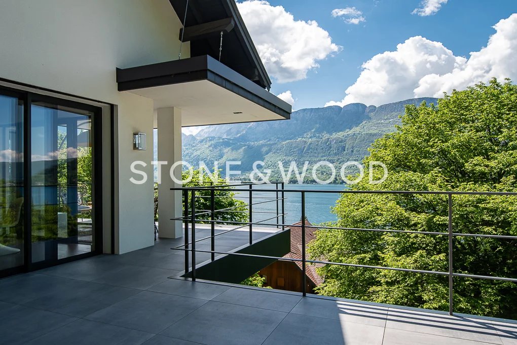 Villa d'architecte dans un cadre idyllique à deux pas du lac