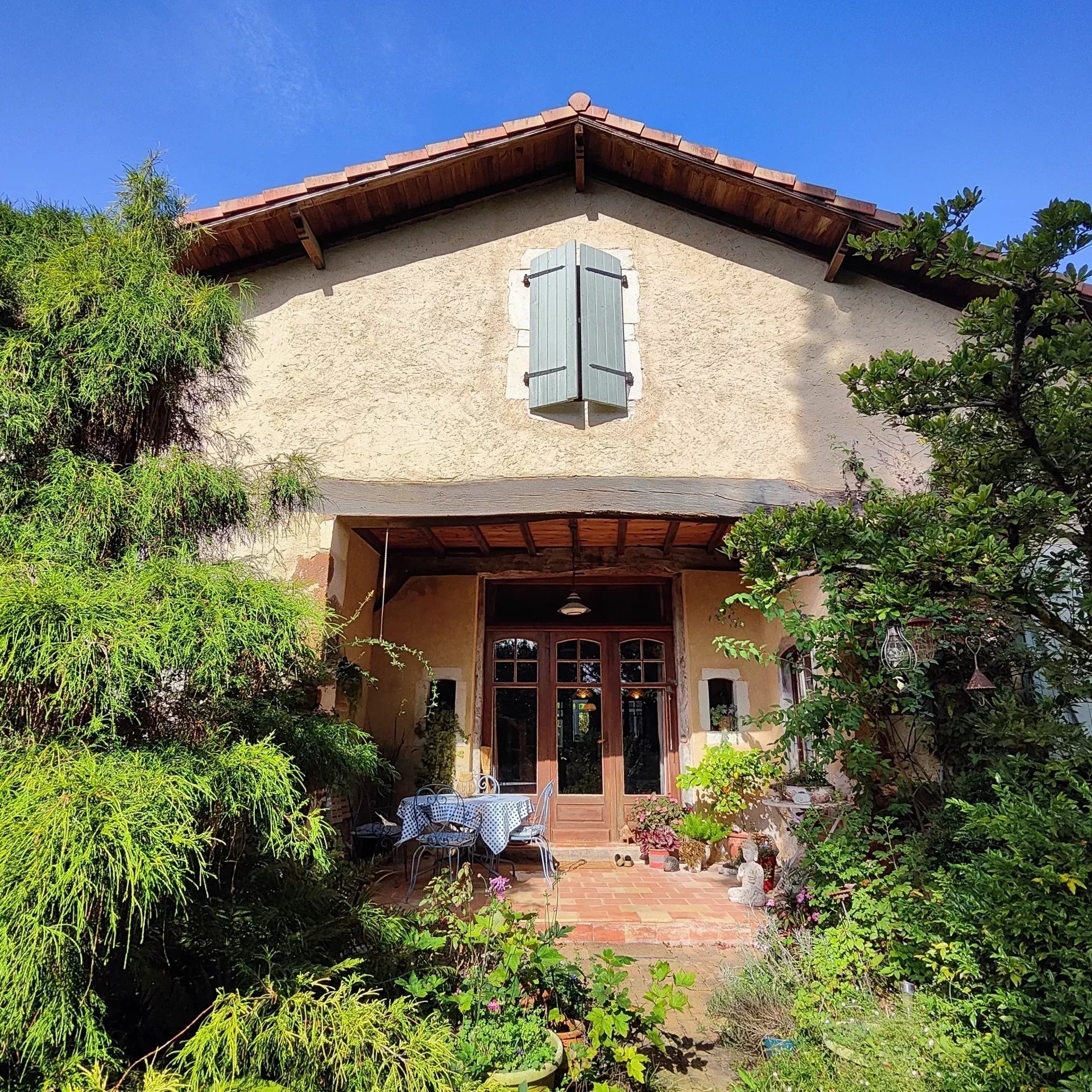 Charming former farmhouse with pool, guest apartments and 1.2 hectares of natural gardens