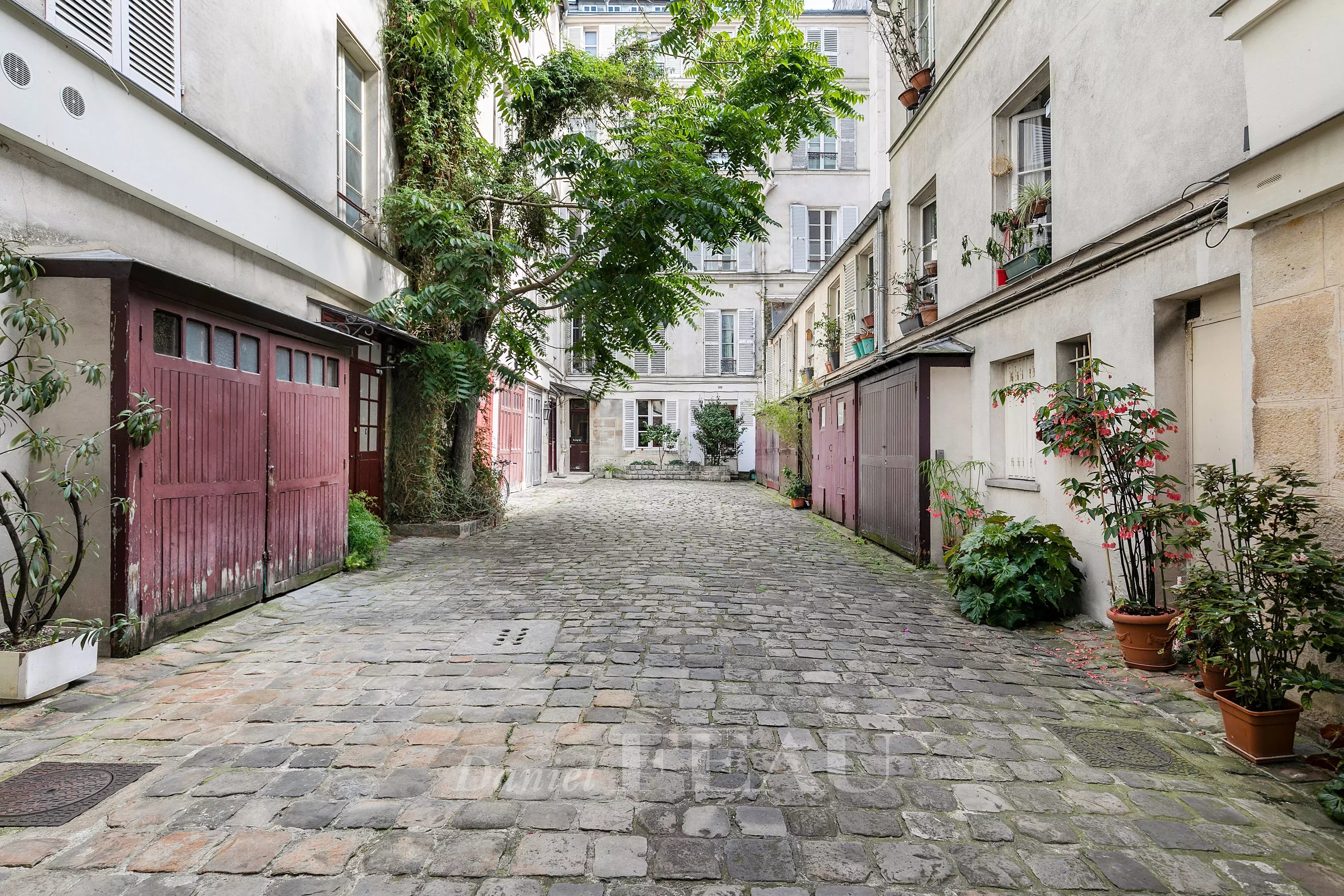 Paris VIe - Rue de Tournon, dernier étage, deux chambres.