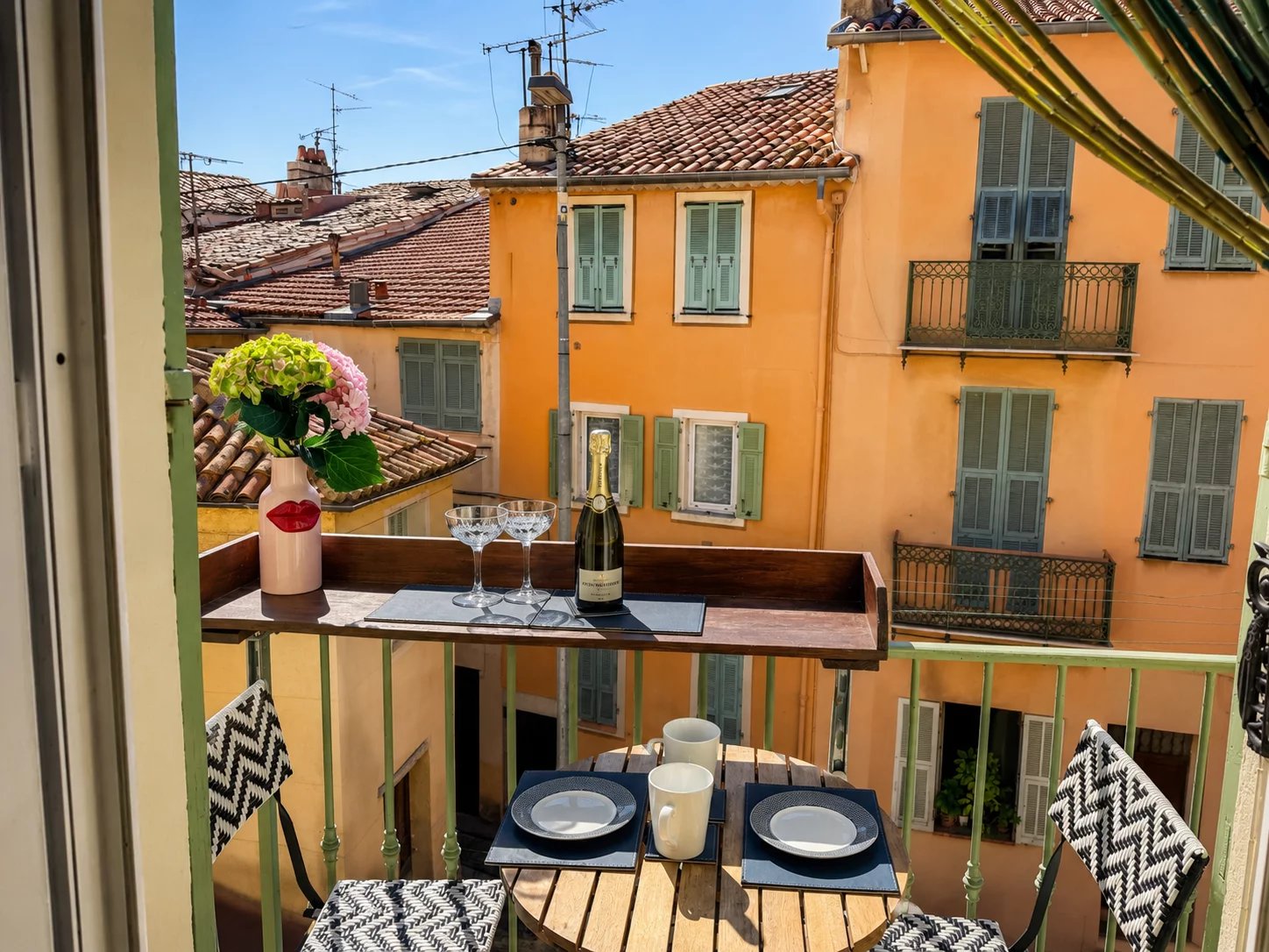 EXCLUSIVE - VILLEFRANCHE-SUR-MER - LOVELY 2-BEDROOM APARTMENT OF 60M2 WITH BALCONY