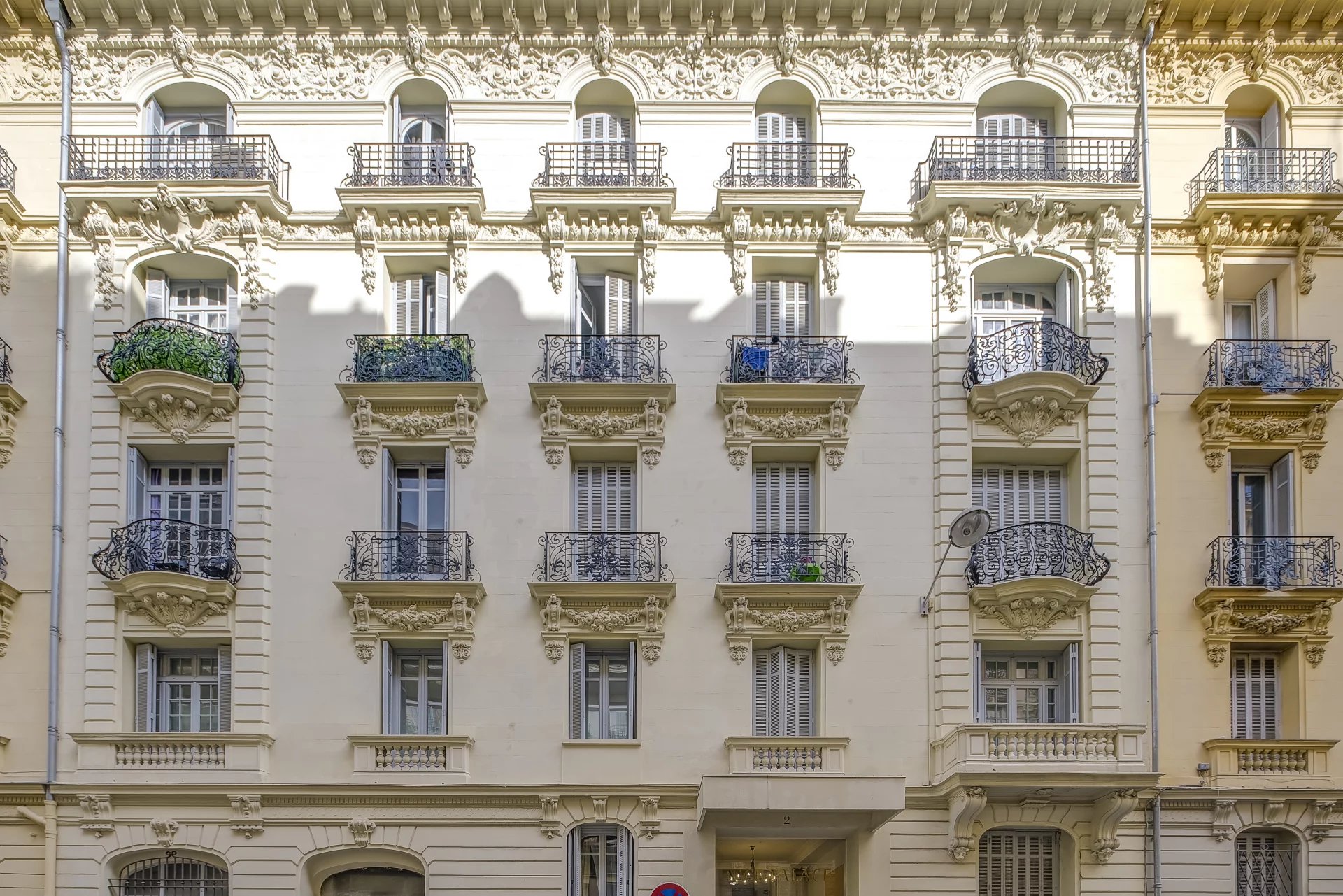 STUDIO - NICE/ CARRE D'OR DERNIER ETAGE ASCENSEUR