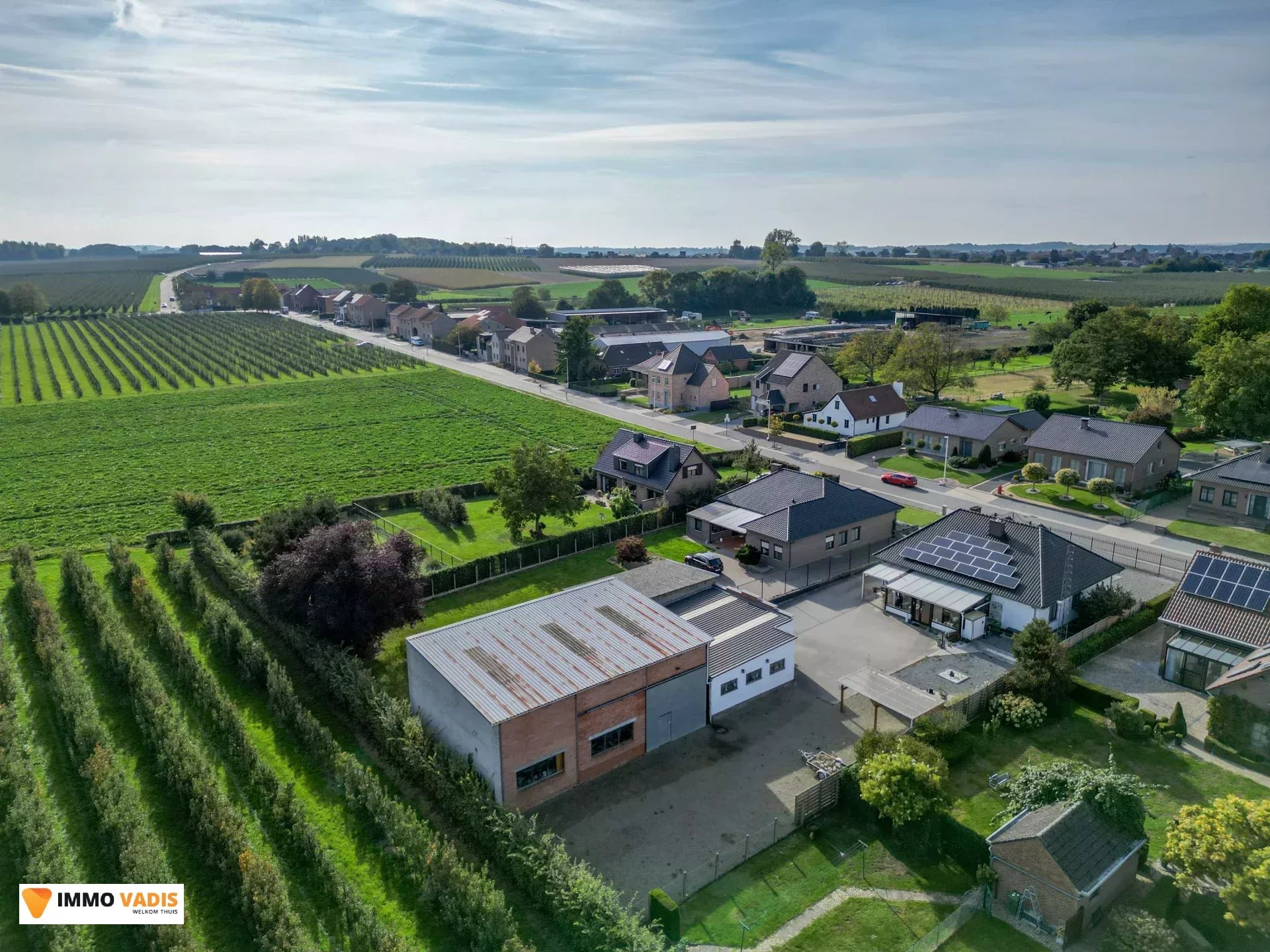 Te koop op lijfrente - Comfortabele villa met drie slaapkamers, twee garages en een magazijn.