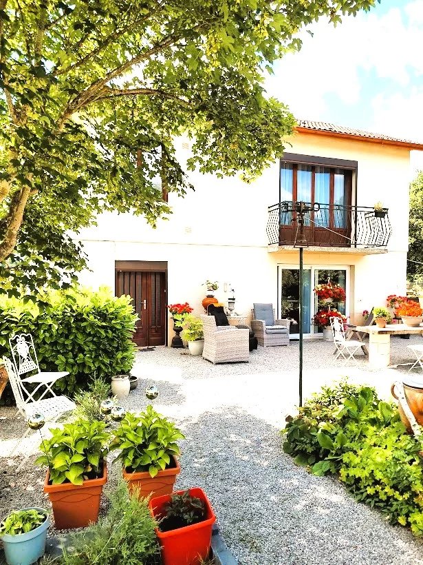 A vendre dans l'Allier une belle maison, grange et jardin.