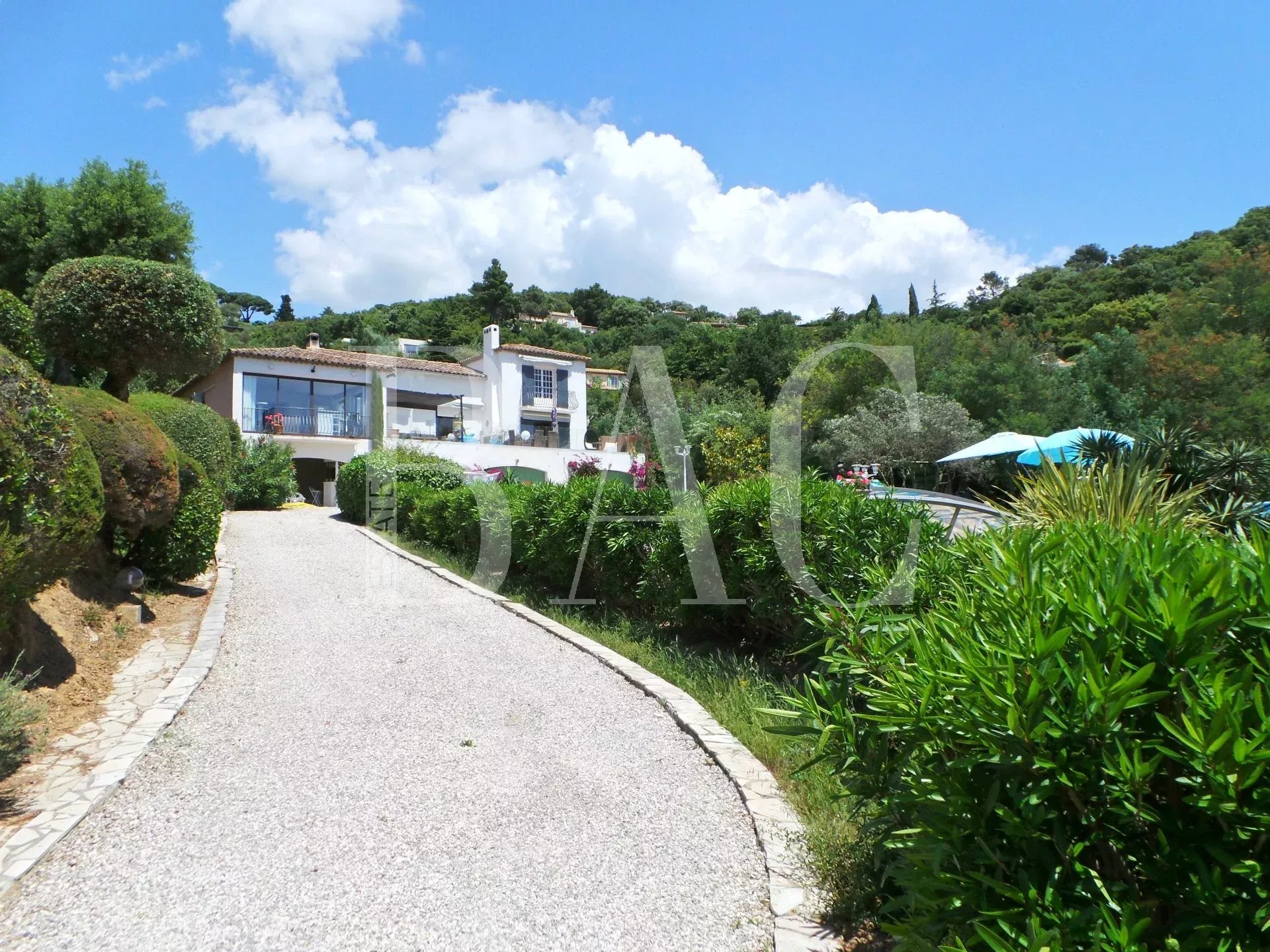 Entre Grimaud et Ste Maxime, dans un domaine privé et avec une jolie vue mer