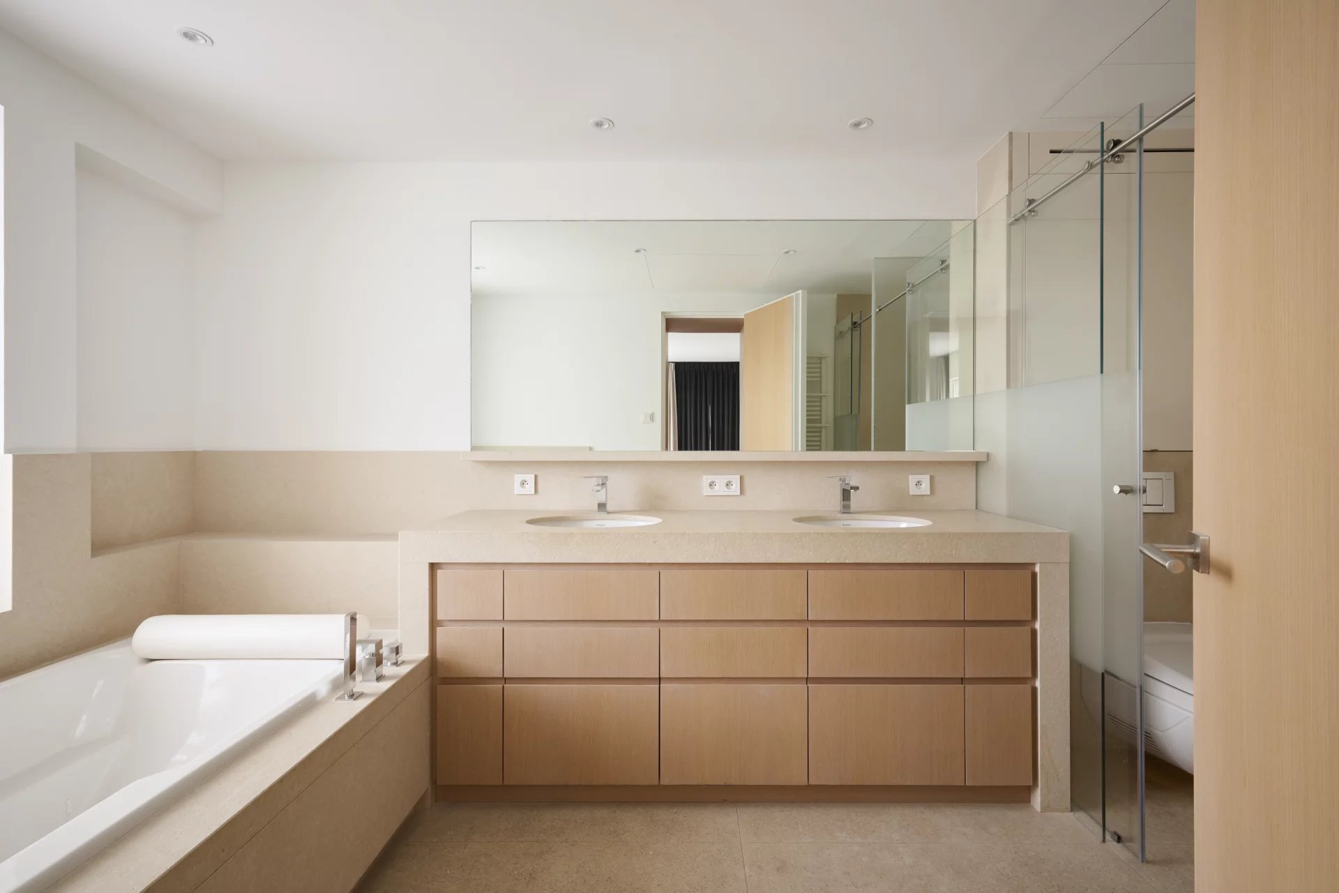  Image of Apartment - 3 Bedrooms for Sale in Alpes-Maritimes-Cannes-France, Image 11
