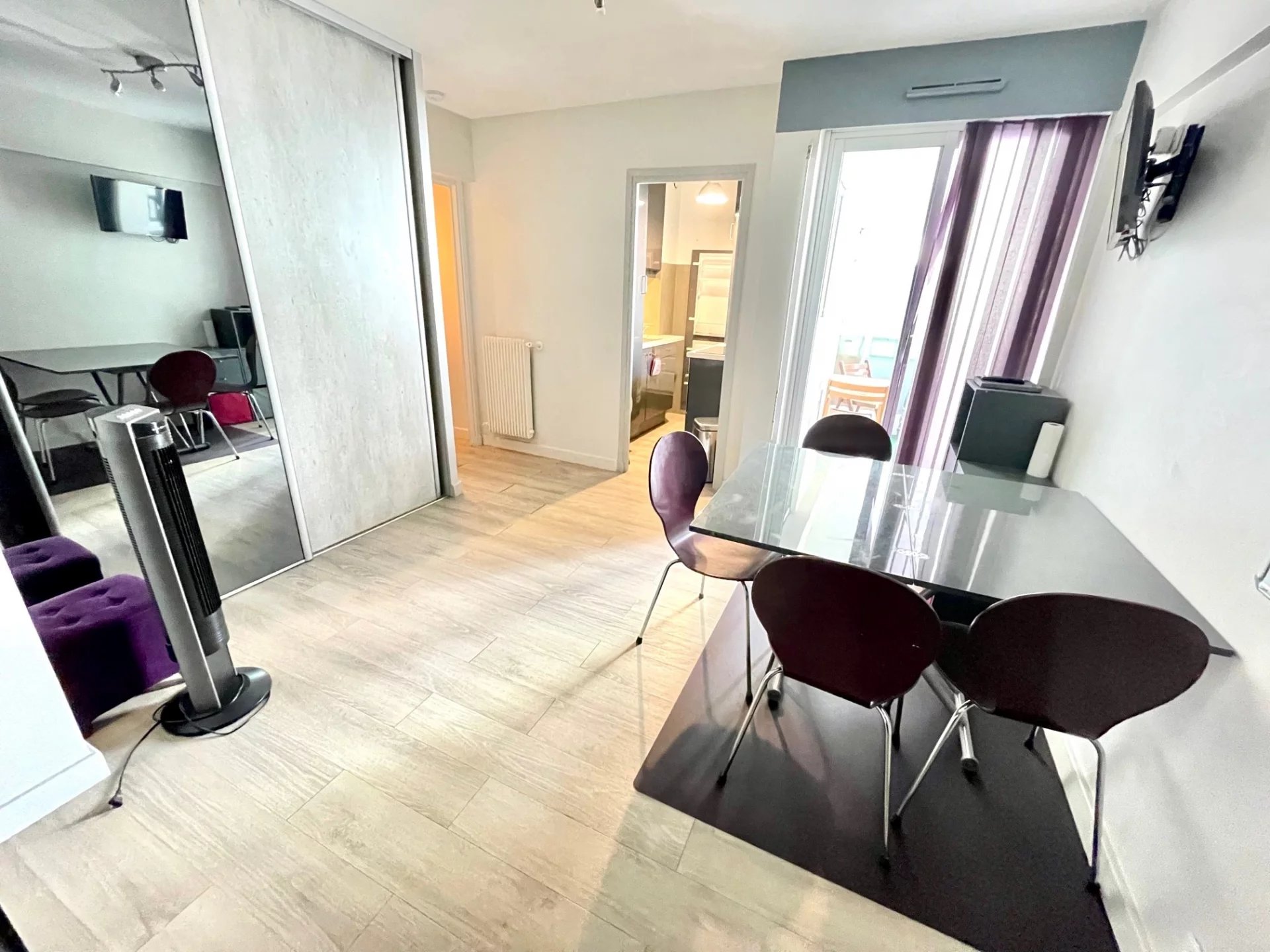 Beau studio meublé avec balcon