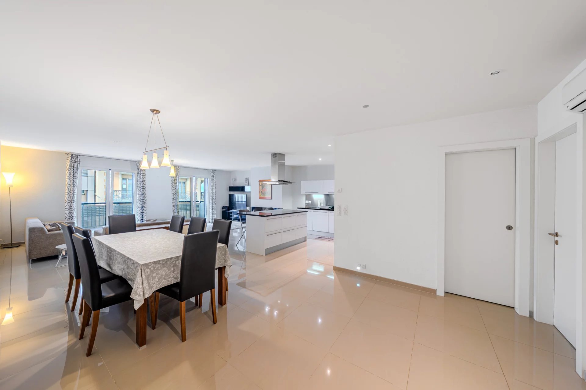 Superb apartment ideally located in the heart of Montreux, a stone's throw from the lake and all amenities.