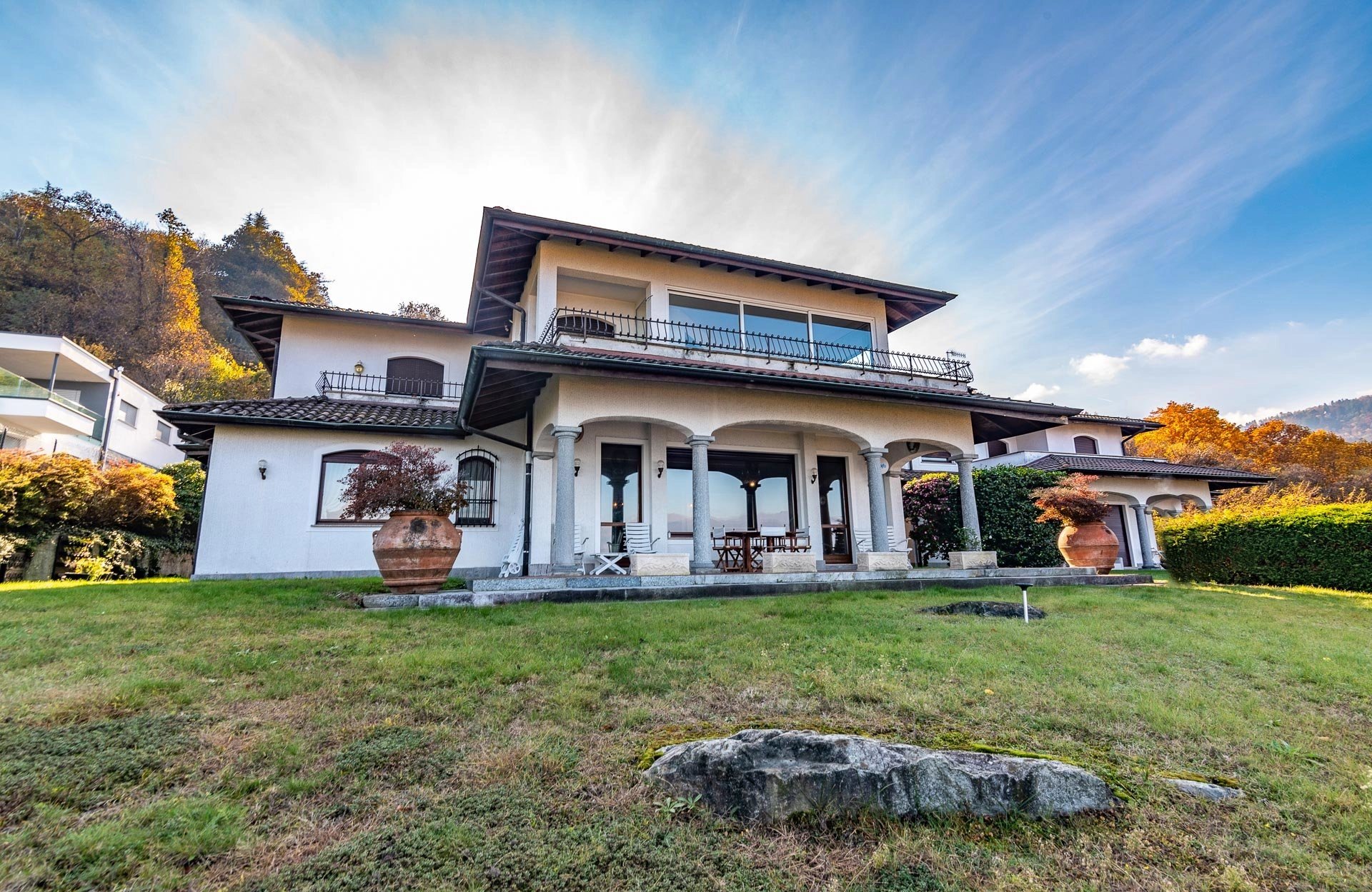 In Stresa Villa zu verkaufen mit zwei Wohnungen mit Panoramablick auf den Lago Maggiore