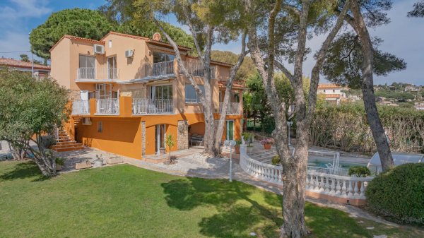 Villa in Issambres near the sea — photo 1