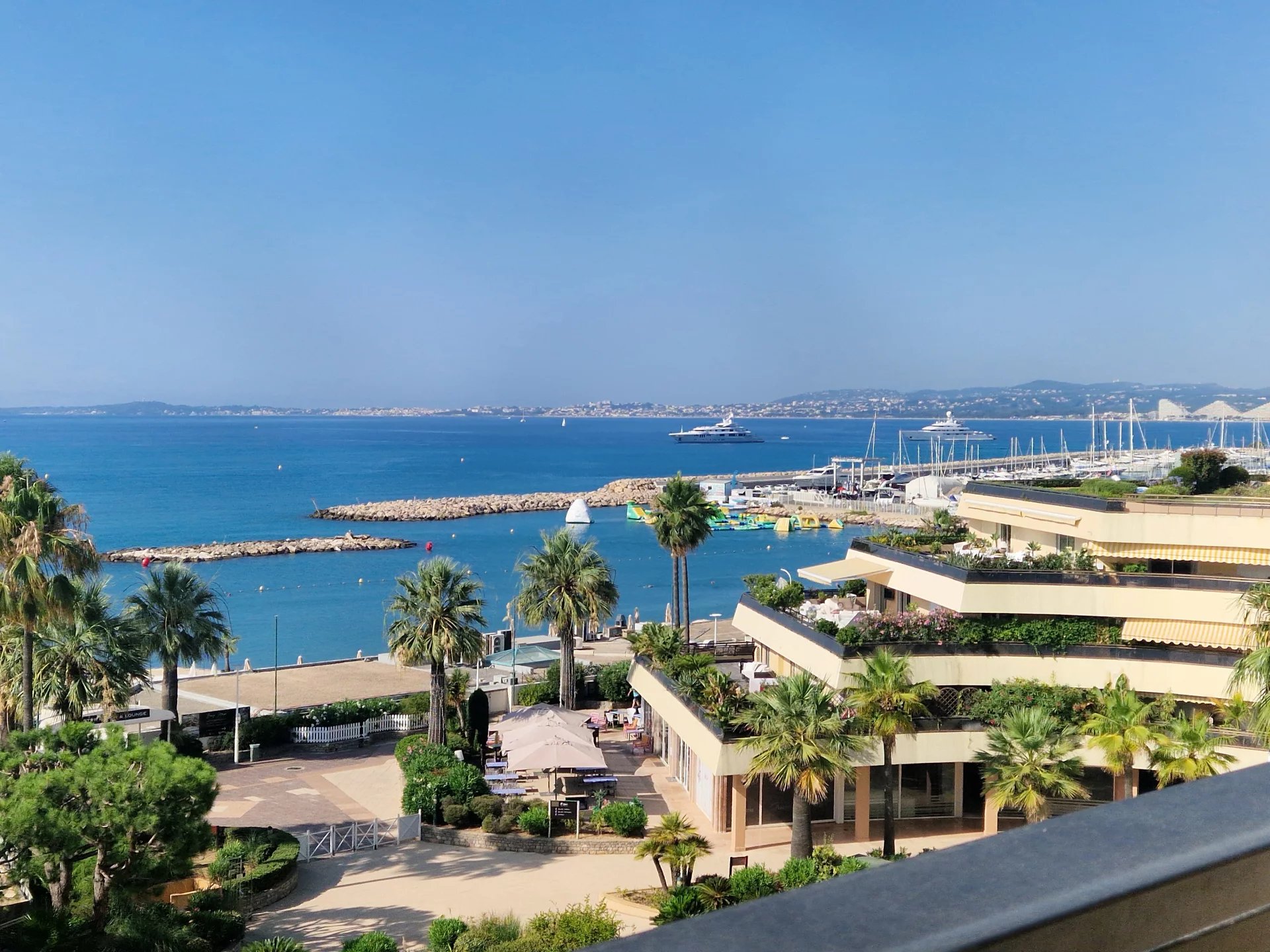 Luxueux F4 de près de 130m² en dernier étage front de mer