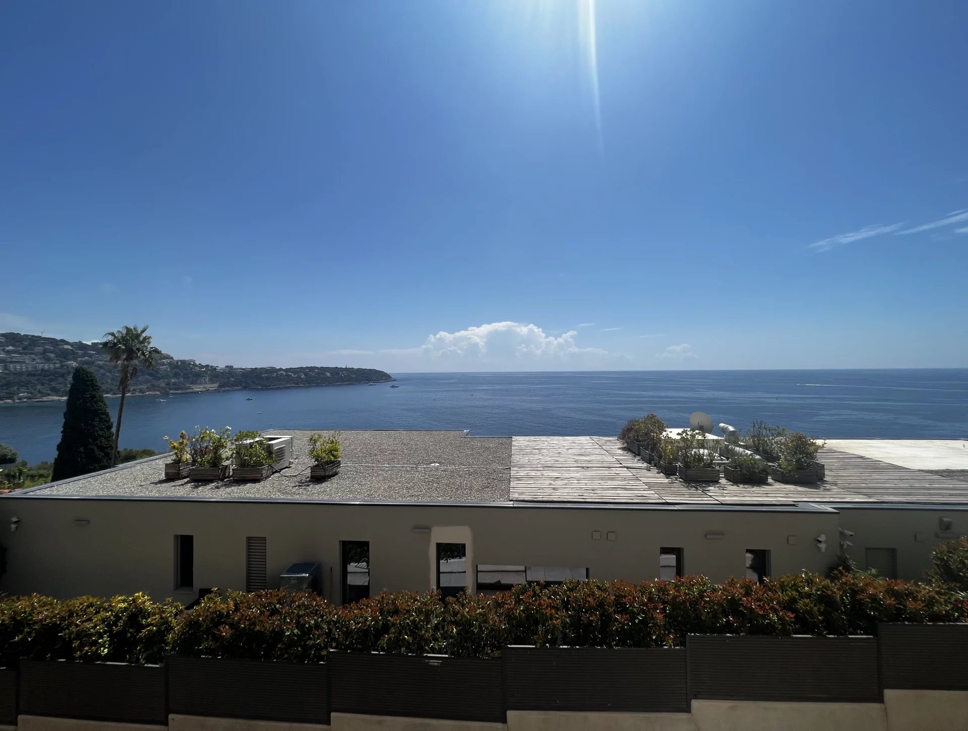 Two bedroom apartment in excellent condition with a beautiful panoramic sea view, on the first floor of a nice old style building