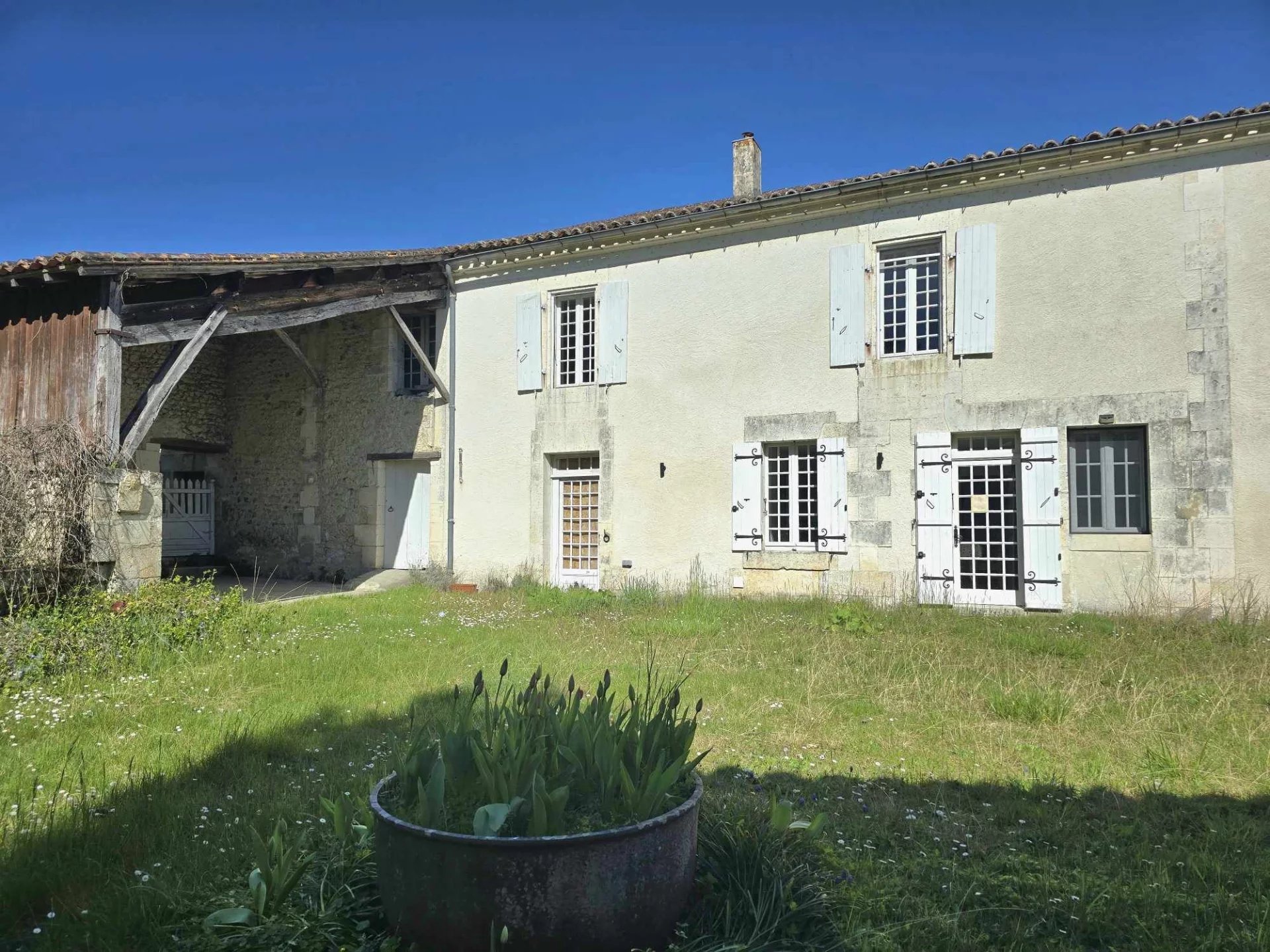 Très belle maison de bourg à Celles (Dordogne)  avec joli parc