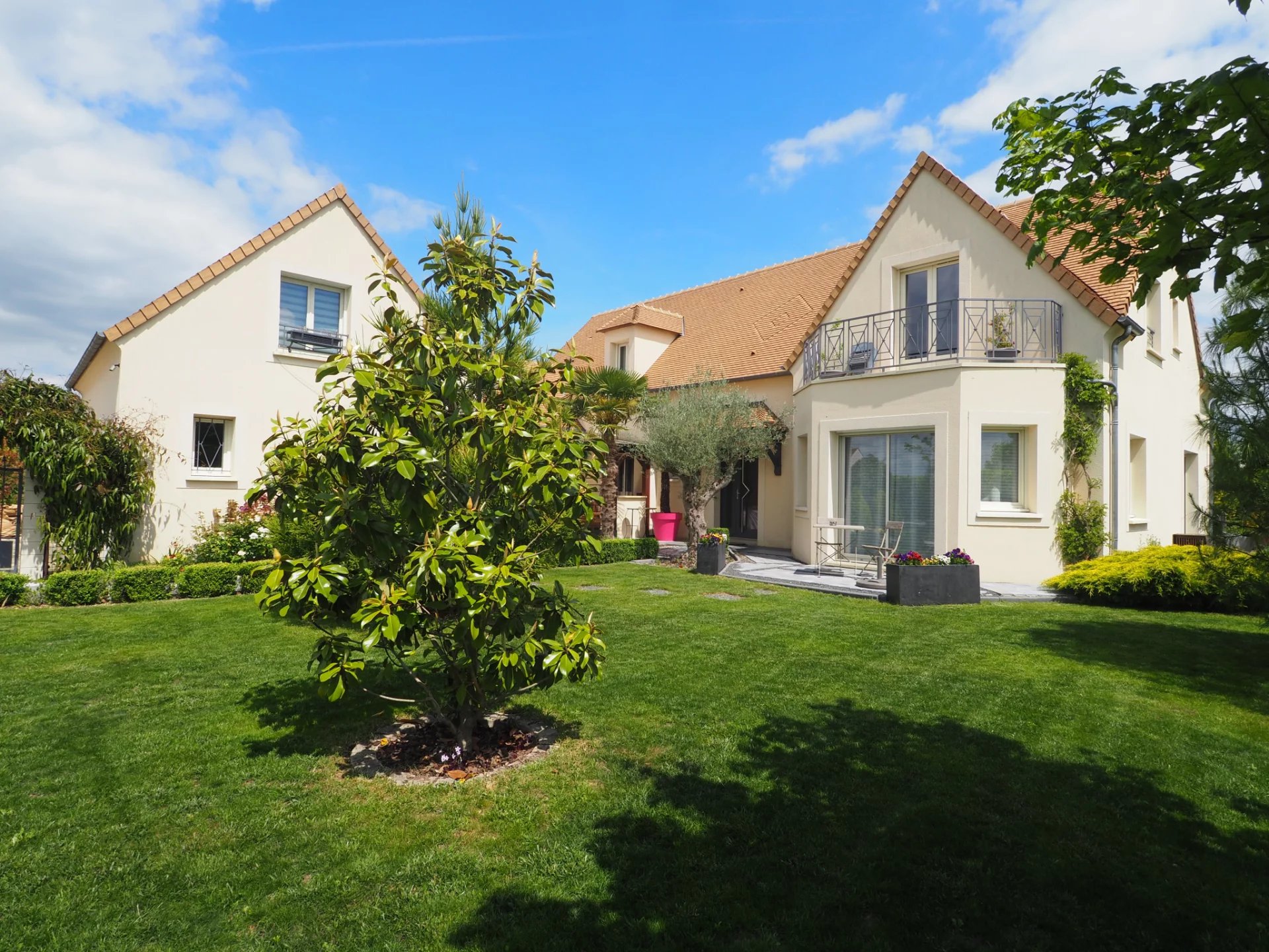 Propriété avec piscine, jardin arboré, garage et studio