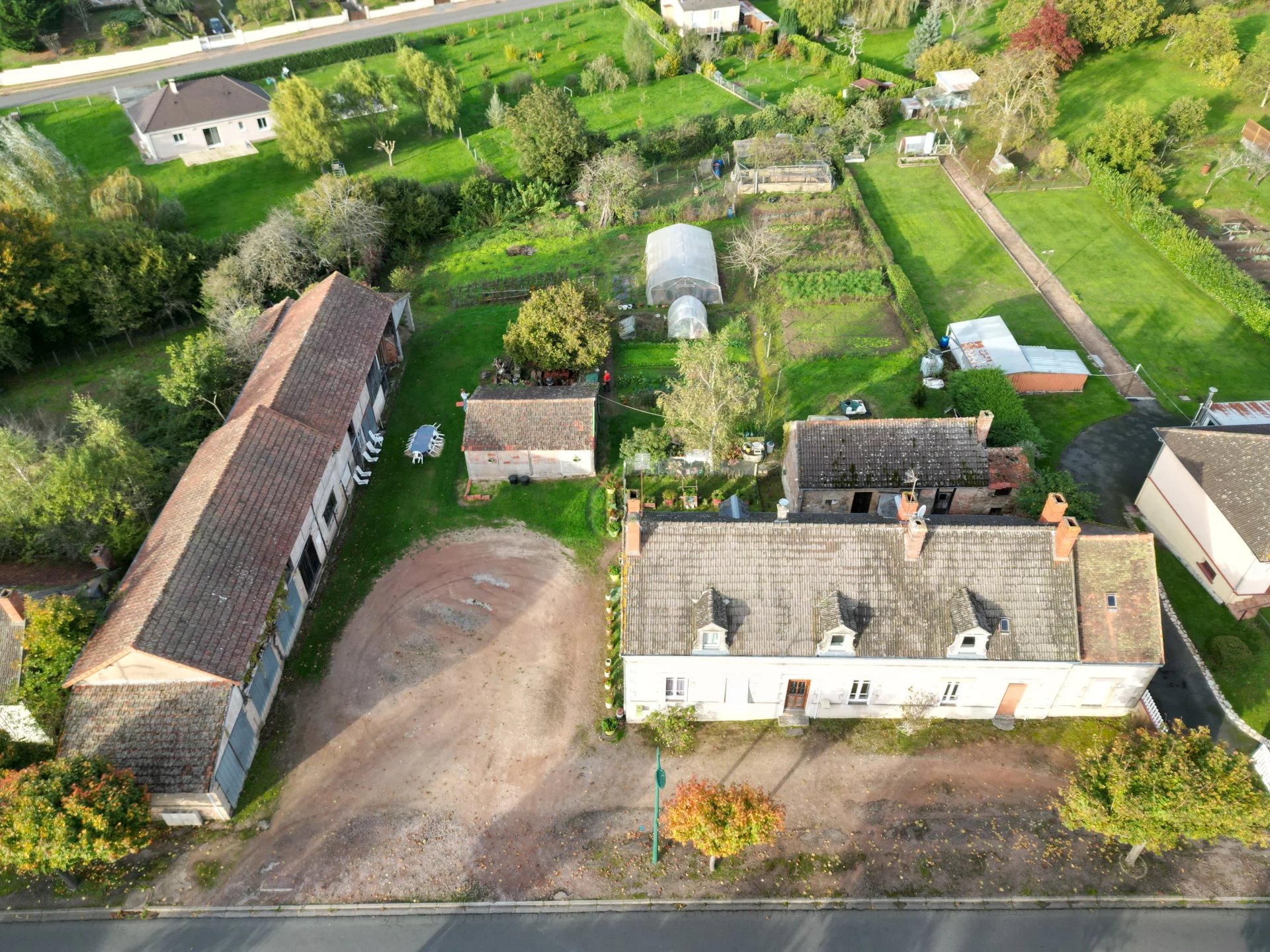 Grande longère avec 3 habitations, dépendances et terrain, Cerilly