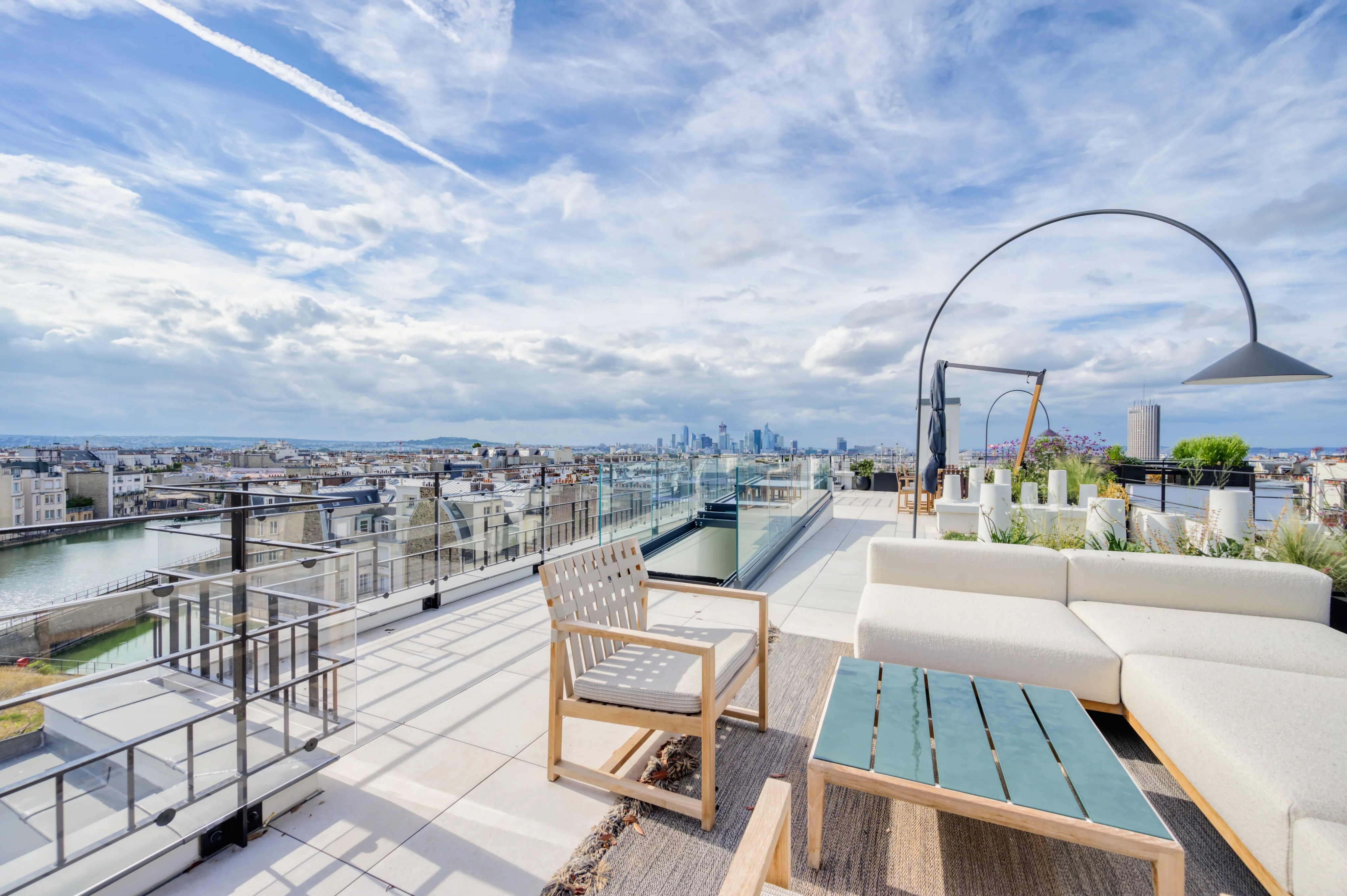 Paris 16th District – An exceptional penthouse apartment with a 100 sqm terrace