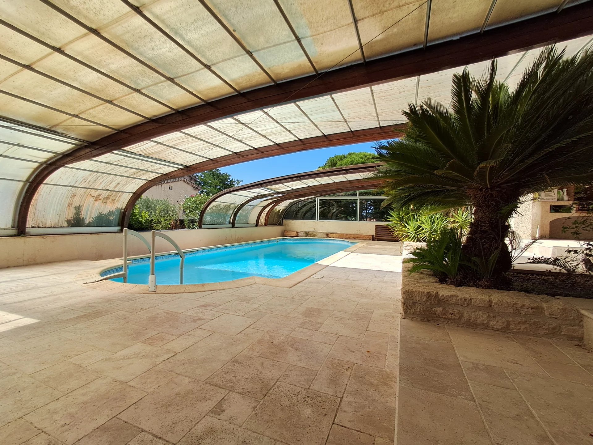 VILLA de 200m² sur 1850m² terrain arboré et sa piscine couverte