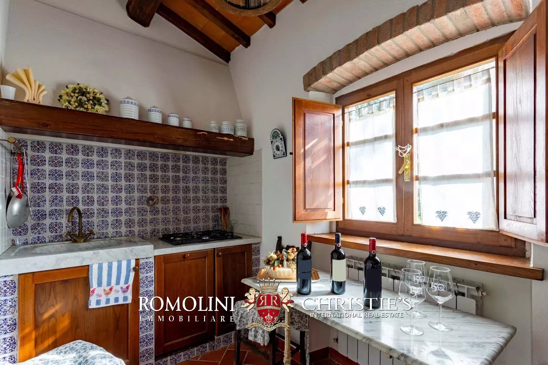 9 Bedroom Vineyard's Image 40