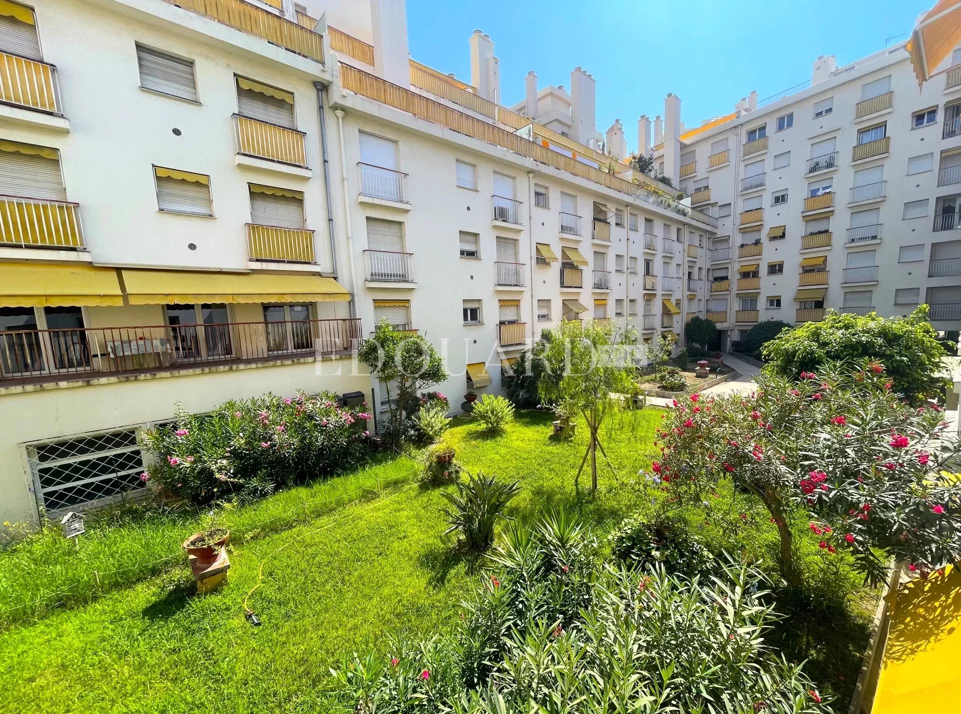 En exclusivité deux pièces à vendre en plein centre de Menton