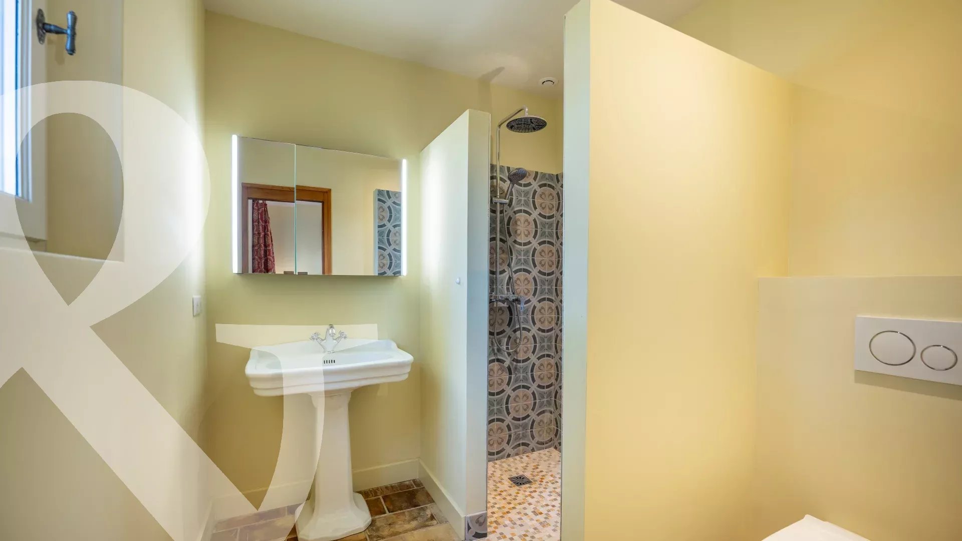 A QUELQUES MINUTES A PIED DU VILLAGE