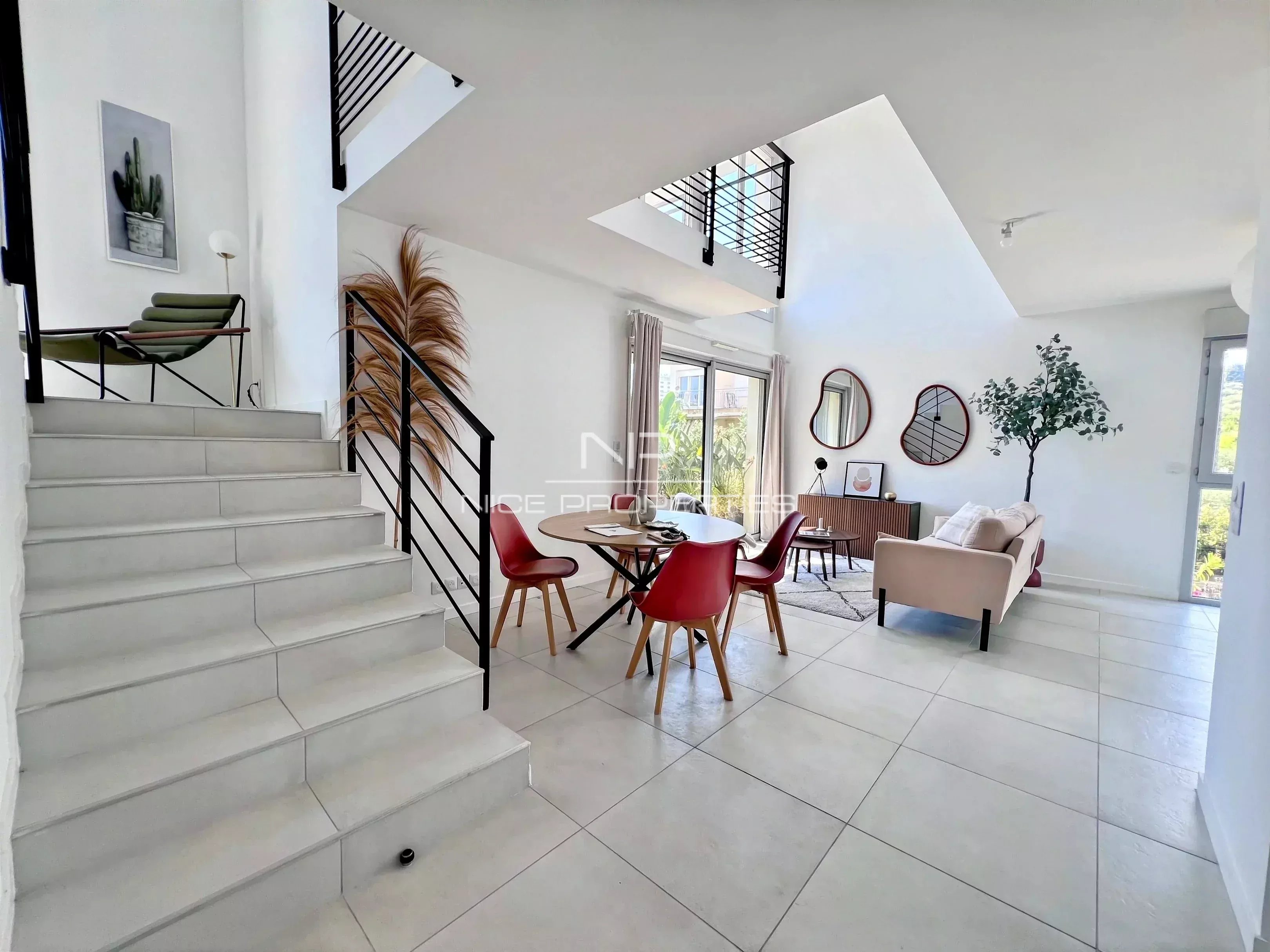 Vue mer panoramique pour ce superbe appartement lumineux 4 pièces à Antibes