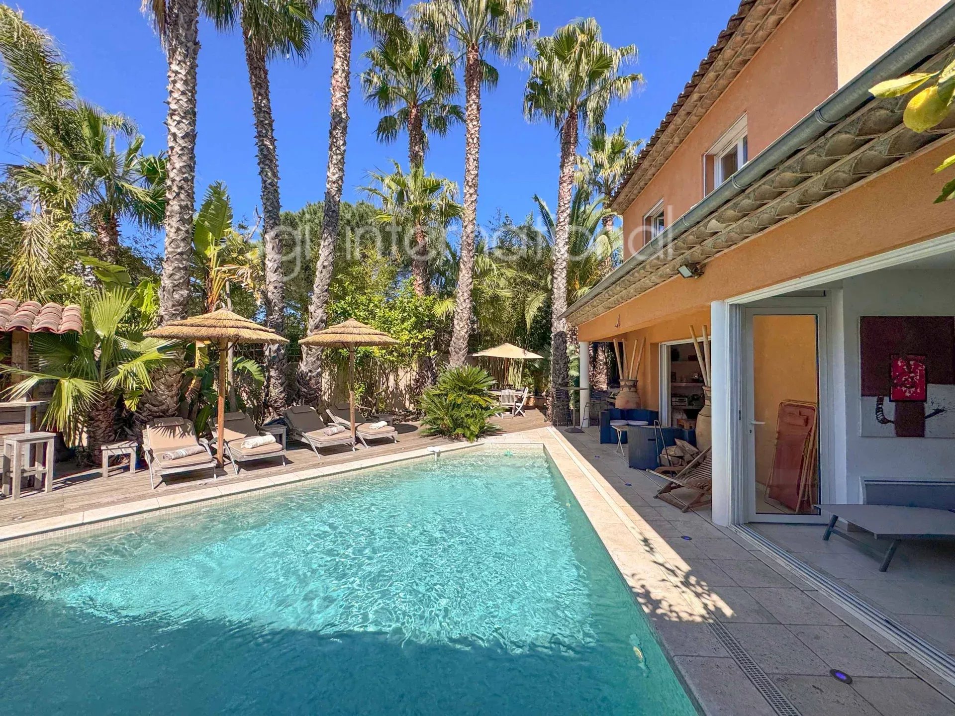 Sainte-Maxime: magnificent villa 1.5km from the town center.